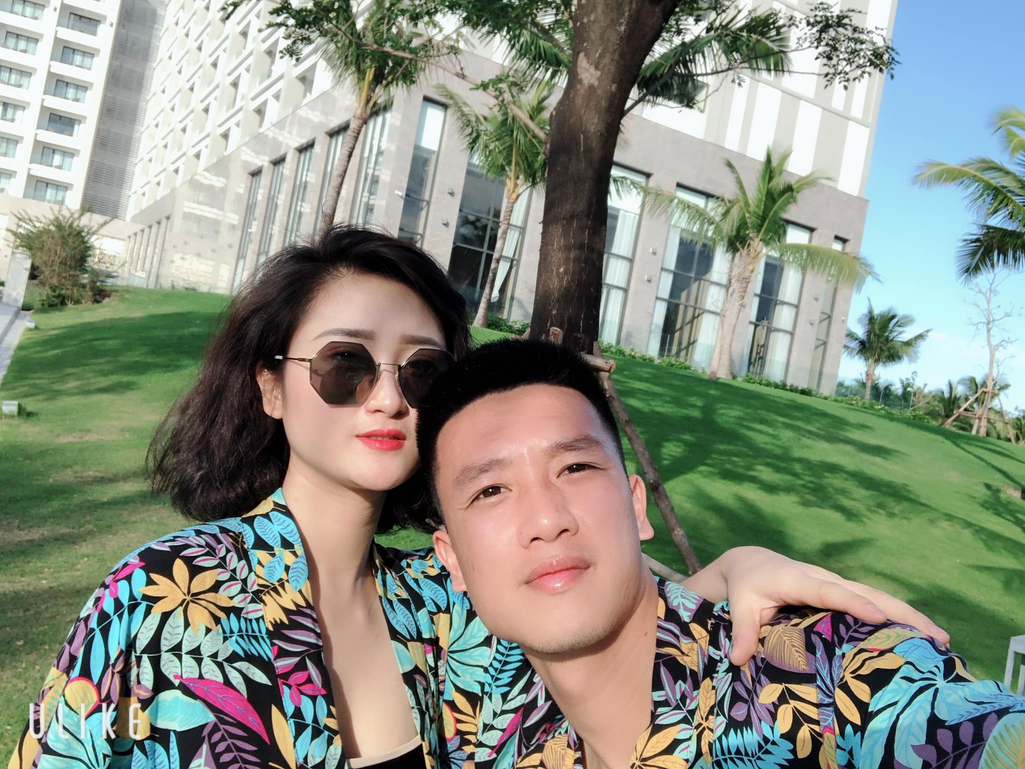 Trên trang cá nhân, Huy Hùng không ngần ngại đăng tải nhiều hình ảnh ngọt ngào và dành nhiều lời lãng mạn để nói về bà xã Trên trang cá nhân, Huy Hùng không ngần ngại đăng tải nhiều hình ảnh ngọt ngào và dành nhiều lời lãng mạn để nói về bà xã