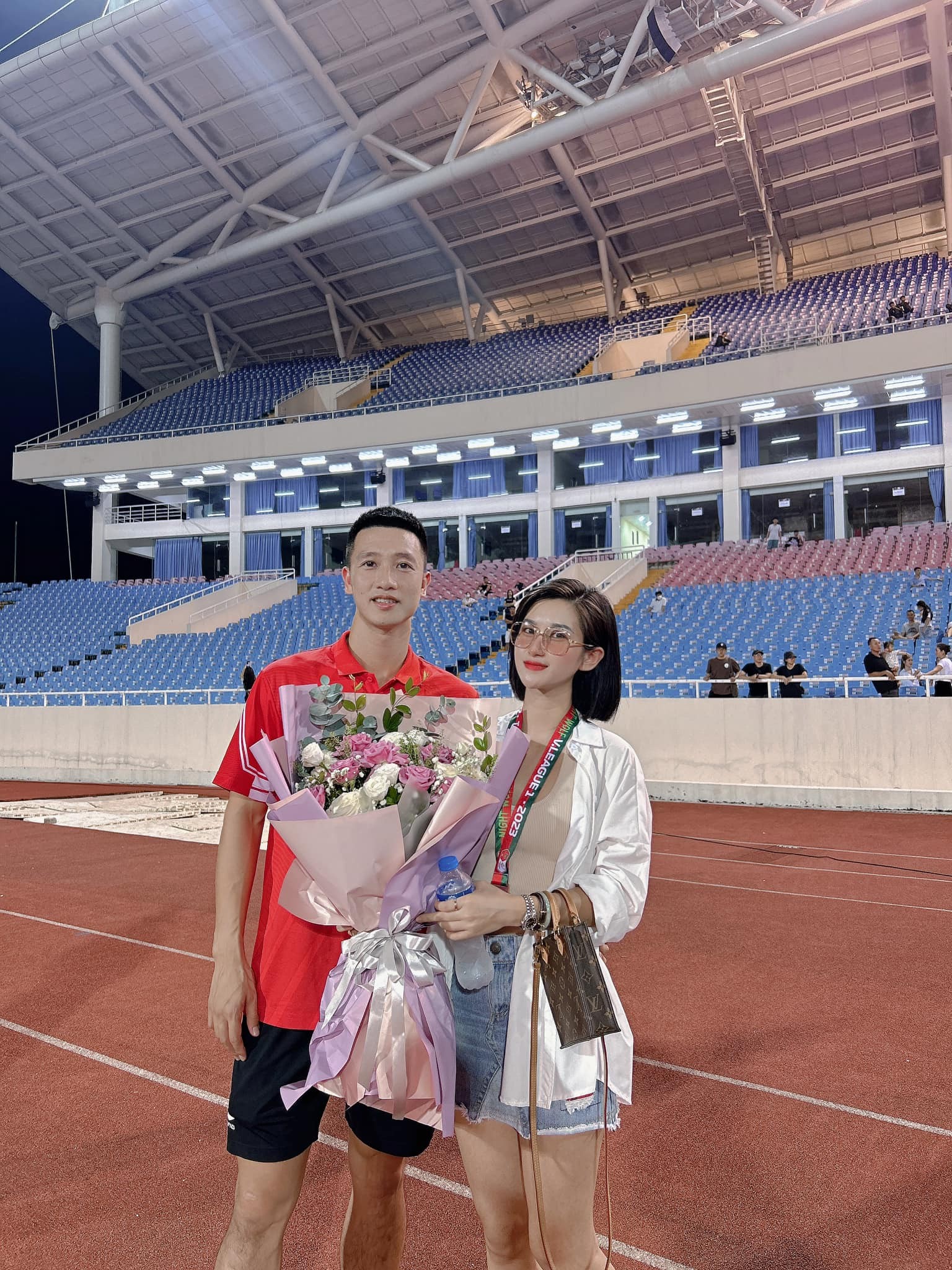 Theo Thùy Dương, tiền vệ điển trai là người trầm tính, chiều chuộng vợ và luôn biết lắng nghe, chia sẻ tất cả những khó khăn, niềm vui trong cuộc sống Theo Thùy Dương, tiền vệ điển trai là người trầm tính, chiều chuộng vợ và luôn biết lắng nghe, chia sẻ tất cả những khó khăn, niềm vui trong cuộc sống