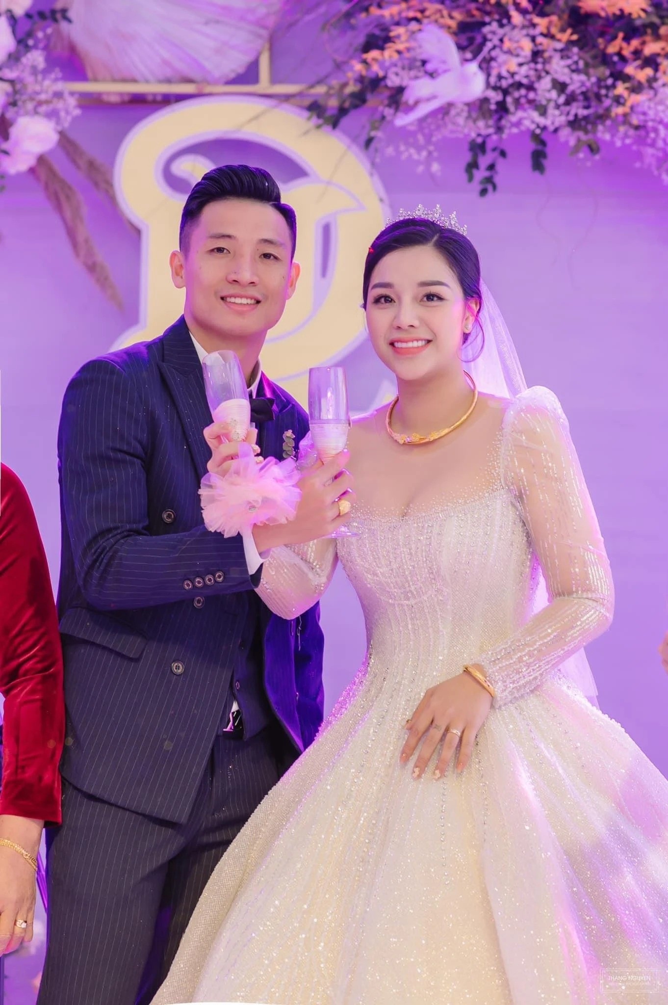 Từ khi nên duyên vợ chồng với trung vệ sinh năm 1995, Khánh Linh được mọi người quan tâm hơn. Từ khi nên duyên vợ chồng với trung vệ sinh năm 1995, Khánh Linh được mọi người quan tâm hơn.