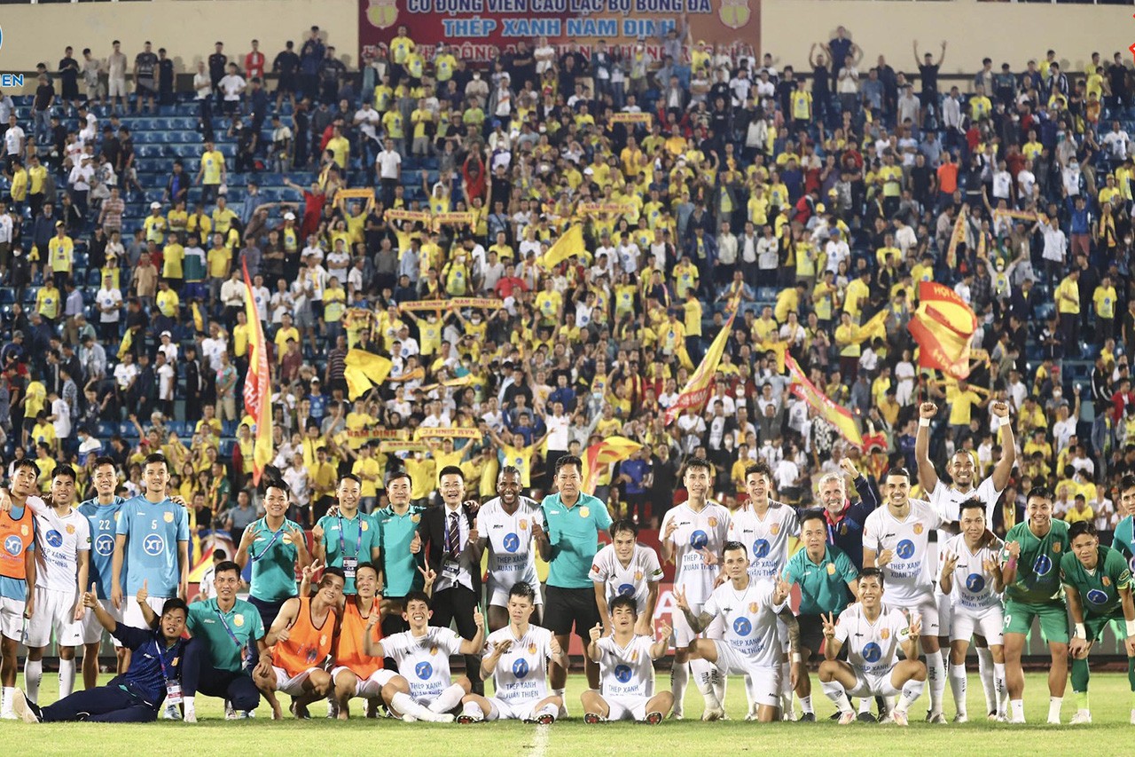 Vòng 1 V-League: HLV Vũ Hồng Việt cảm ơn khán giả Nam Định, HLV Quảng Nam bức xúc trọng tài - Ảnh 1 Vòng 1 V-League: HLV Vũ Hồng Việt cảm ơn khán giả Nam Định, HLV Quảng Nam bức xúc trọng tài - Ảnh 1