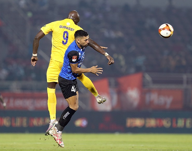 Lucas va chạm mạnh với Guirassy trong pha tranh chấp bóng bổng Lucas va chạm mạnh với Guirassy trong pha tranh chấp bóng bổng
