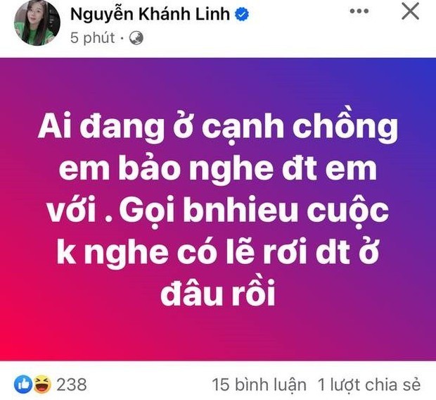 Tối ngày 22/10, Nguyễn Khánh Linh - vợ của trung vệ Bùi Tiến Dũng đã thu hút sự chú ý khi cô đăng tải thông báo trên mạng, cho biết cô đang tìm kiếm chồng mình. Cô viết: 'Ai đang ở bên chồng tôi vui lòng thông báo cho tôi qua điện thoại. Tôi đã gọi nhiều cuộc mà không được đáp, có thể là điện thoại đã bị rơi ở đâu đó' Tối ngày 22/10, Nguyễn Khánh Linh - vợ của trung vệ Bùi Tiến Dũng đã thu hút sự chú ý khi cô đăng tải thông báo trên mạng, cho biết cô đang tìm kiếm chồng mình. Cô viết: 'Ai đang ở bên chồng tôi vui lòng thông báo cho tôi qua điện thoại. Tôi đã gọi nhiều cuộc mà không được đáp, có thể là điện thoại đã bị rơi ở đâu đó'