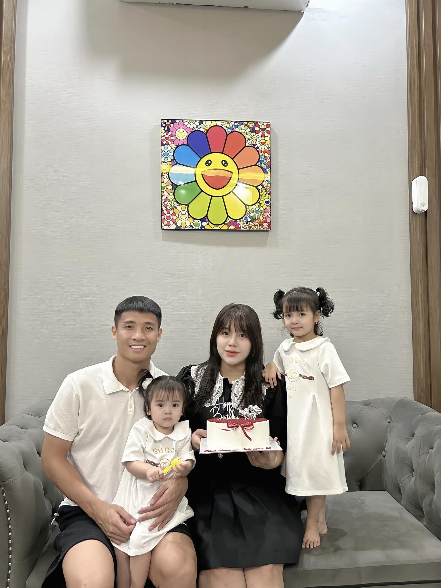 Bùi Tiến Dũng và Nguyễn Khánh Linh đã bắt đầu hẹn hò từ năm 2018 và đến đầu năm 2021, họ đã tổ chức một đám cưới hoành tráng. Cặp đôi này đã có hai đứa con, được gọi là Sushi và Mochi, những đứa trẻ đáng yêu và dễ thương. Bùi Tiến Dũng và Nguyễn Khánh Linh đã bắt đầu hẹn hò từ năm 2018 và đến đầu năm 2021, họ đã tổ chức một đám cưới hoành tráng. Cặp đôi này đã có hai đứa con, được gọi là Sushi và Mochi, những đứa trẻ đáng yêu và dễ thương.