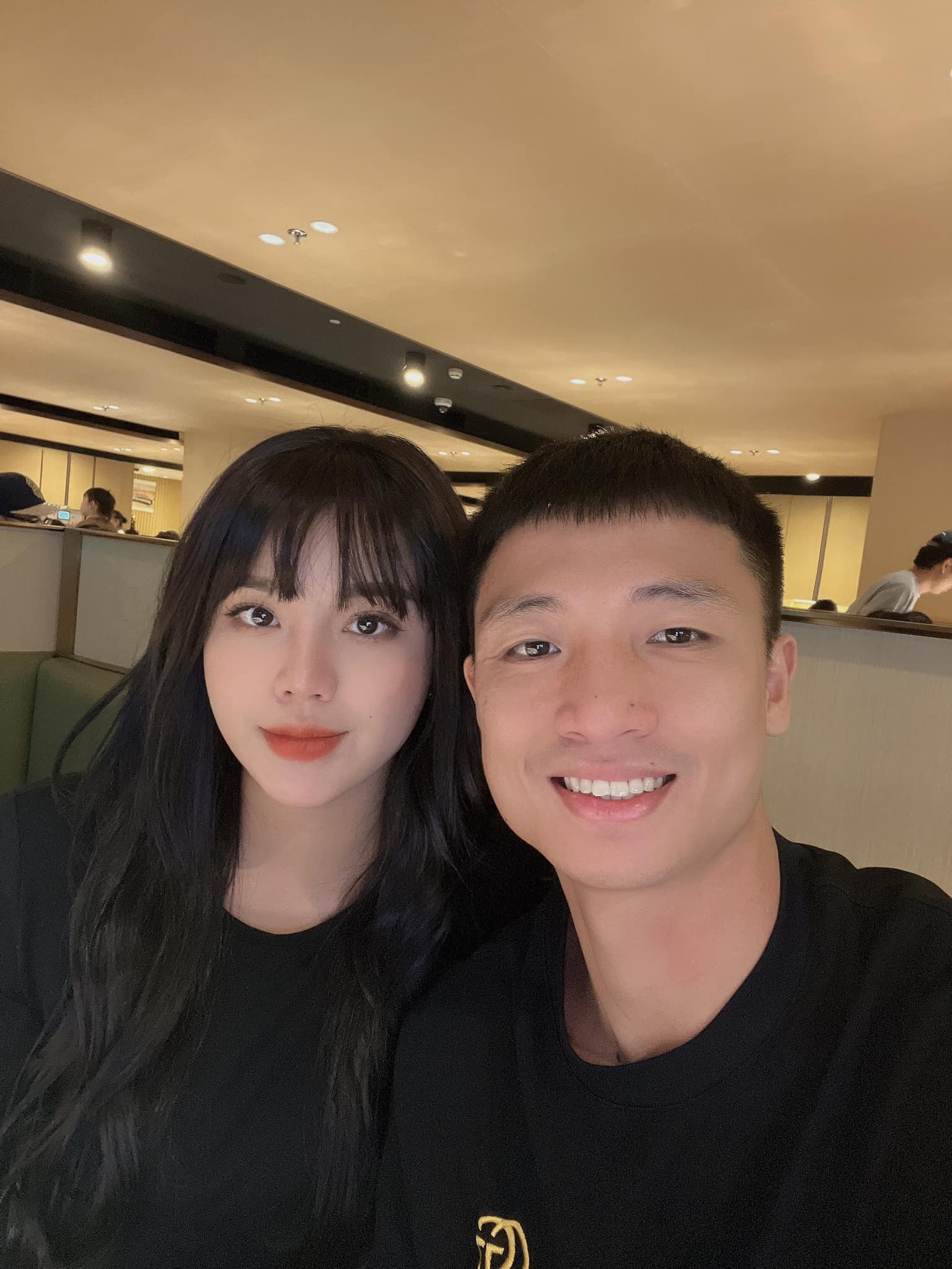 Khánh Linh từng được đánh giá là chỗ dựa vững chắc để Bùi Tiến Dũng phát triển sự nghiệp. Cô thường có mặt tại những buổi thi đấu của trung vệ để ủng hộ tinh thần Khánh Linh từng được đánh giá là chỗ dựa vững chắc để Bùi Tiến Dũng phát triển sự nghiệp. Cô thường có mặt tại những buổi thi đấu của trung vệ để ủng hộ tinh thần