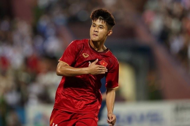 Lê Đình Long Vũ nằm trong danh sách 8 cầu thủ Việt Nam sang Nhật Bản 'du học'
