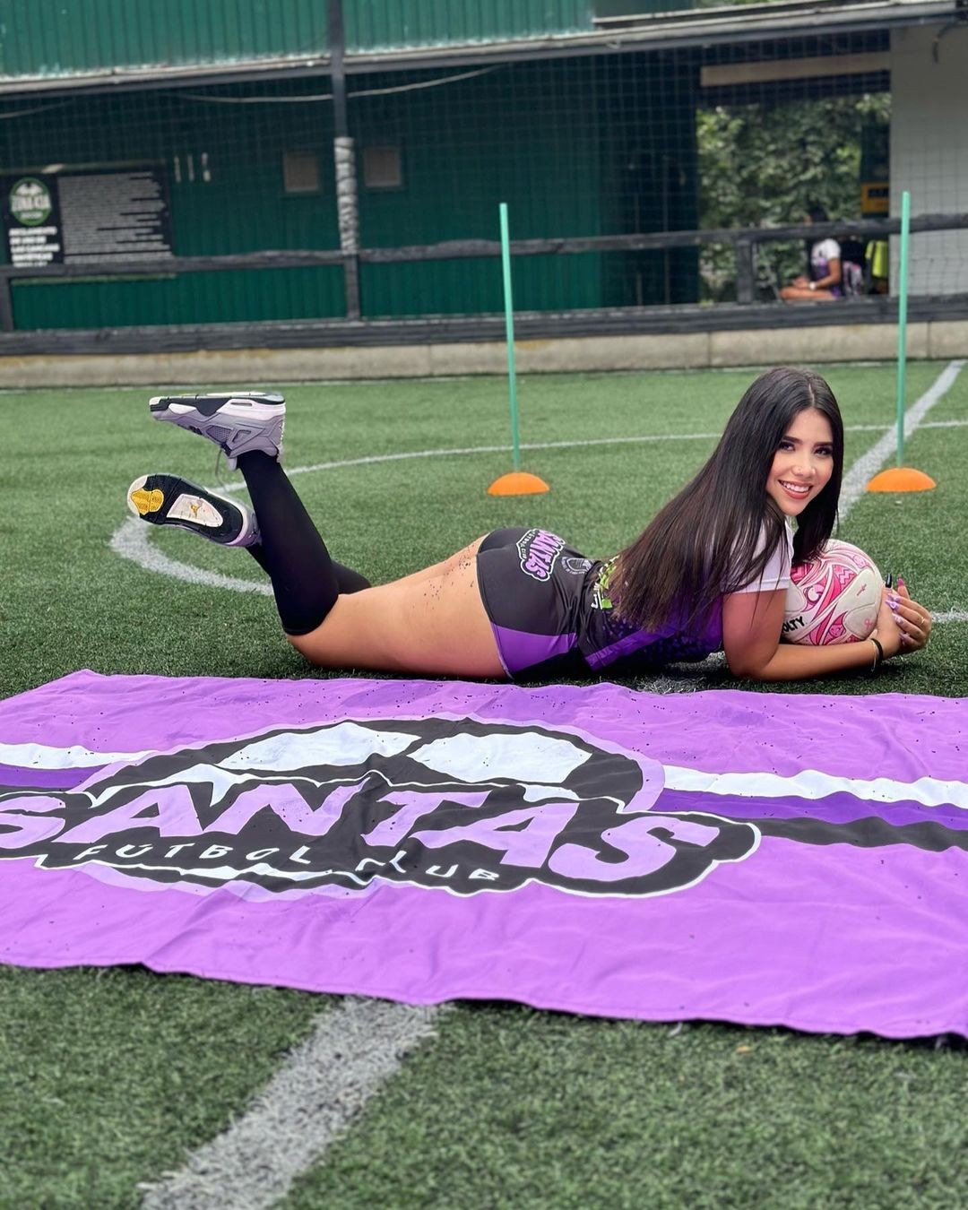 Đội bóng nữ Colombia hướng đến hình ảnh gợi cảm nên tất cả các cầu thủ đều mặc bộ áo đấu chật căng màu tím khoe trọn thân hình nóng bỏng