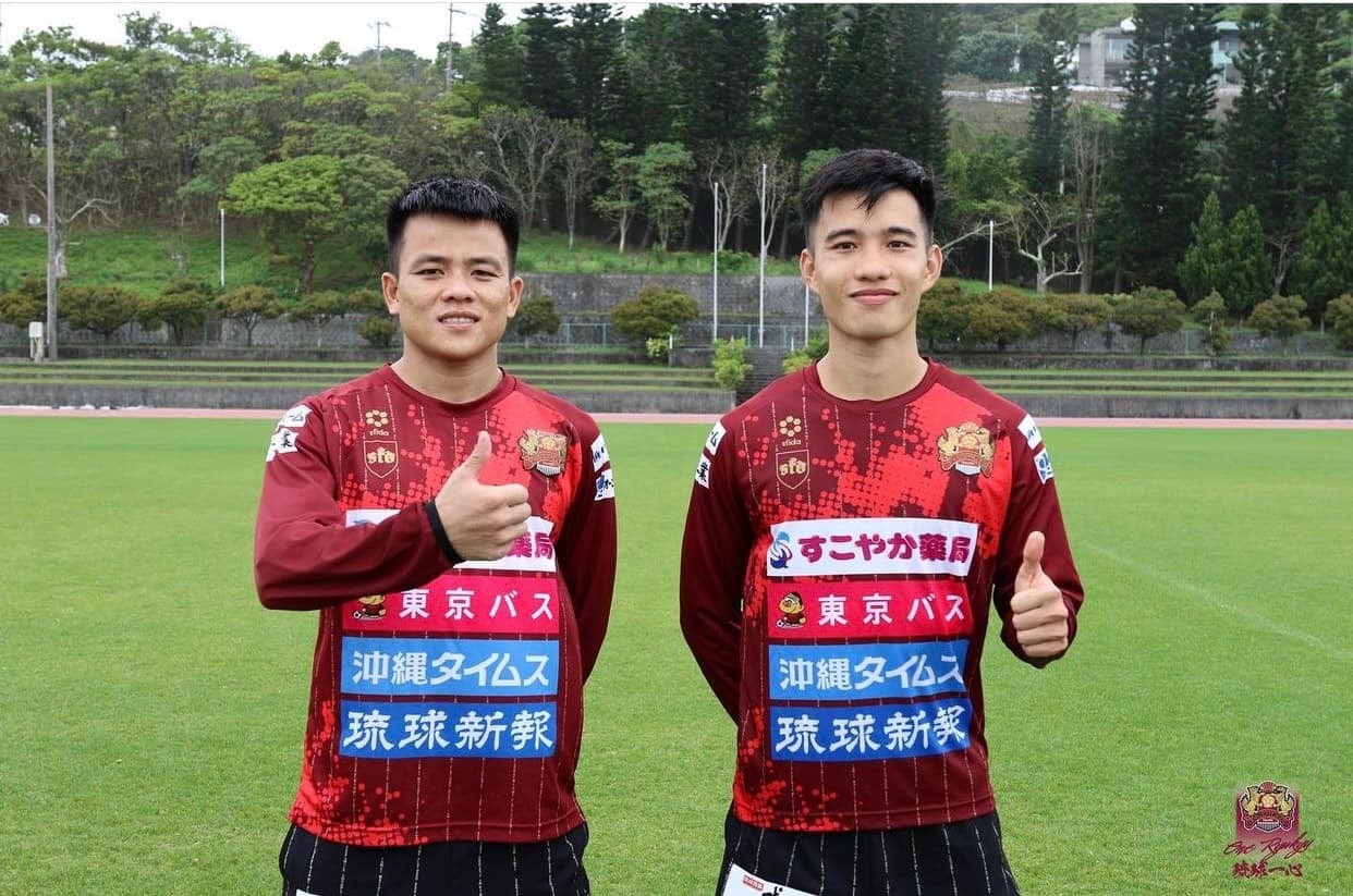 Phạm Văn Luân (trái) và Vũ Hồng Quân (phải) trong màu áo Ryukyu FC