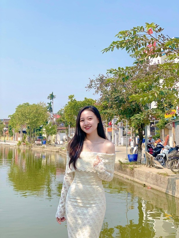 Cô nàng có gương mặt ưa nhìn, có nét hiền dịu chuẩn người con gái Việt Nam. Mái tóc đen, dài mượt mà theo kiểu truyền thống giúp cô càng ghi điểm hơn trong mắt người hâm mộ Cô nàng có gương mặt ưa nhìn, có nét hiền dịu chuẩn người con gái Việt Nam. Mái tóc đen, dài mượt mà theo kiểu truyền thống giúp cô càng ghi điểm hơn trong mắt người hâm mộ