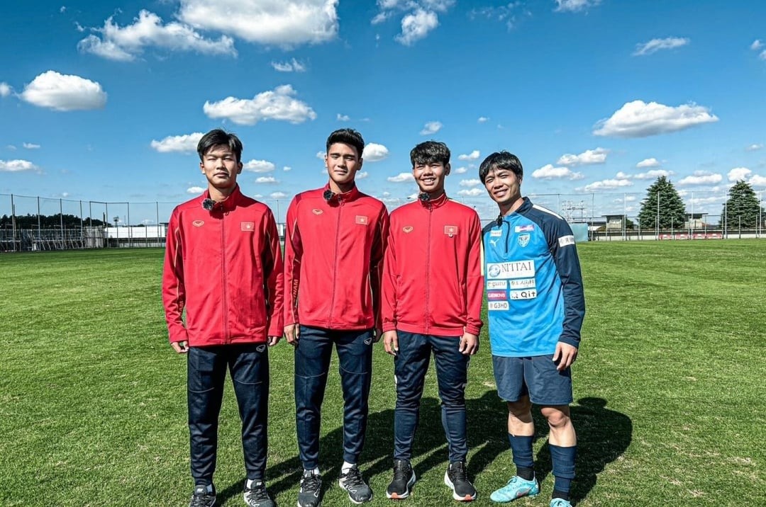 Công Phượng tỏ ra hào hứng khi gặp các đàn em U18 Việt Nam