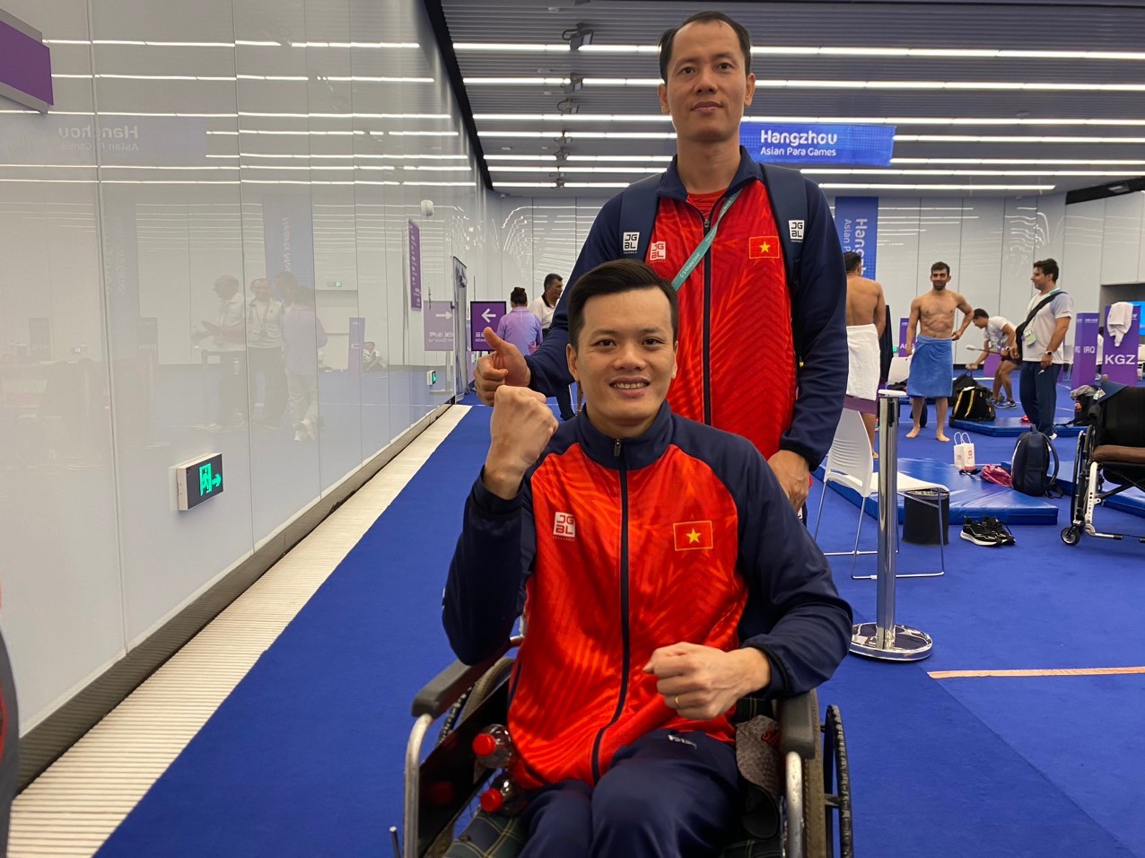 Lê Tiến Đạt (giữa) đã về nhất chung kết 100m bơi ếch nam hạng thương tật SB5