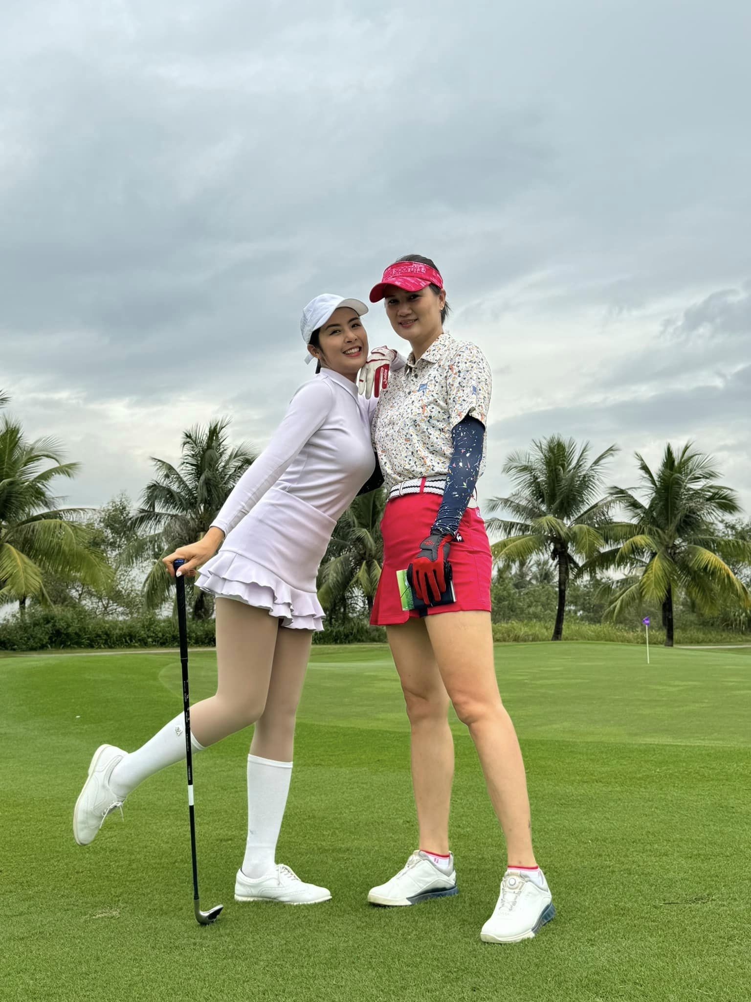 Kim Huệ đọ sắc với hoa hậu Ngọc Hân trên sân golf Kim Huệ đọ sắc với hoa hậu Ngọc Hân trên sân golf