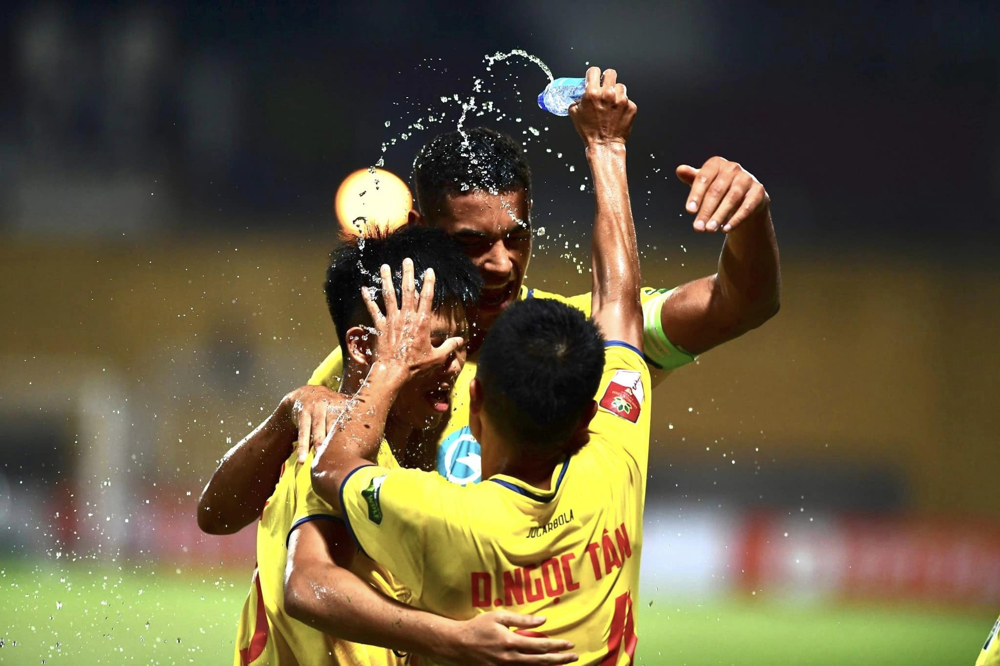 Vòng 2 V-League: HLV Popov bỏ họp báo, CĐV Thanh Hóa nói điều thật lòng về trọng tài - Ảnh 1