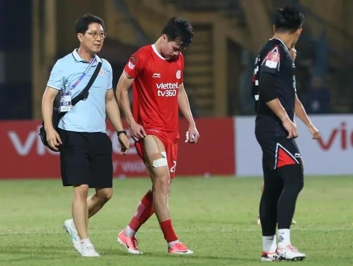 Hoang Đức có thể tự đi bộ sau chấn thương. Sáng nay (28/10) anh sẽ được bác sĩ đưa đi kiểm tra tình hình cụ thể