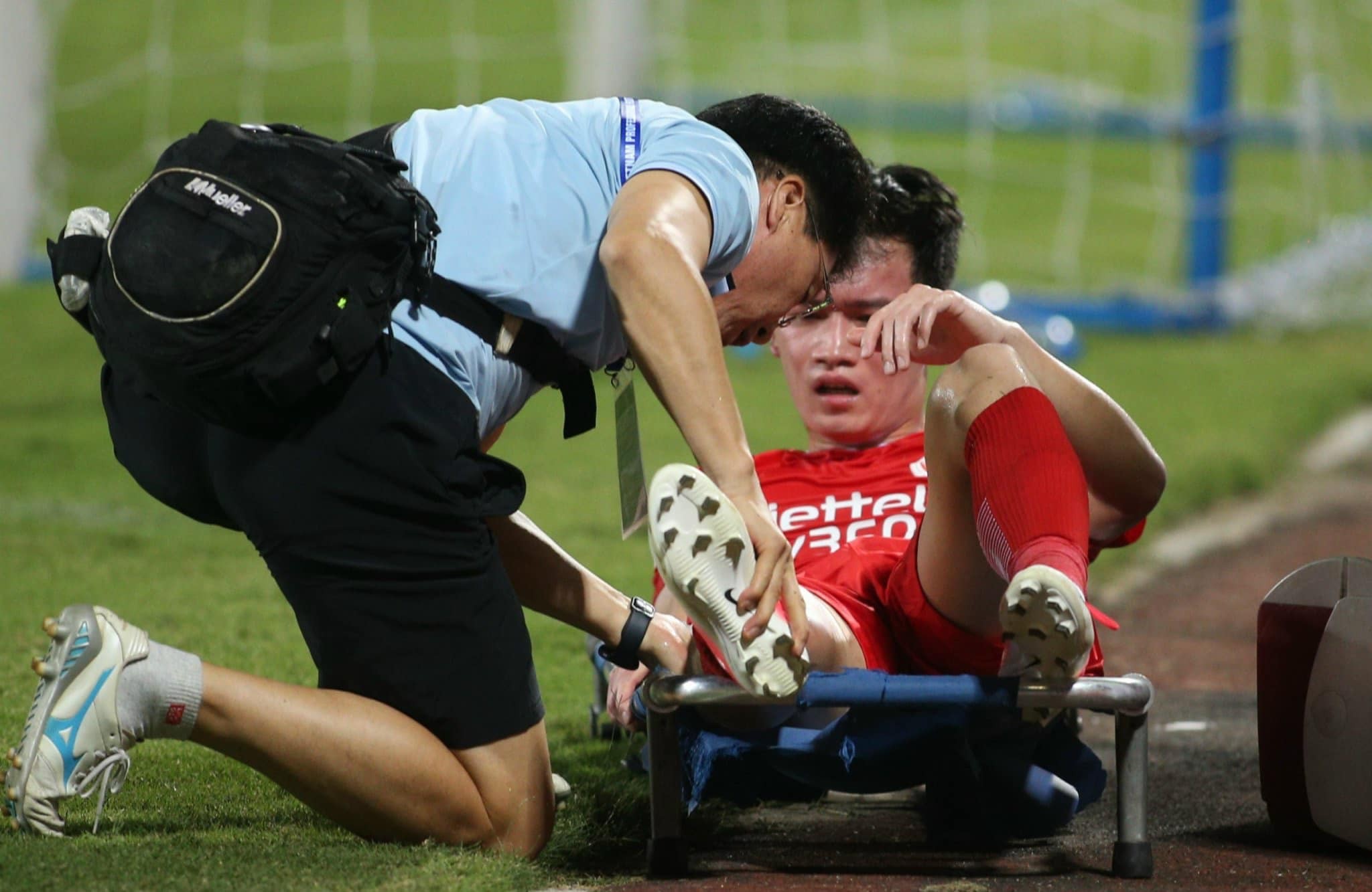 Xúc động hình ảnh mẹ Hoàng Đức mắt đỏ hoe, lo lắng cho chấn thương của con trai - Ảnh 1