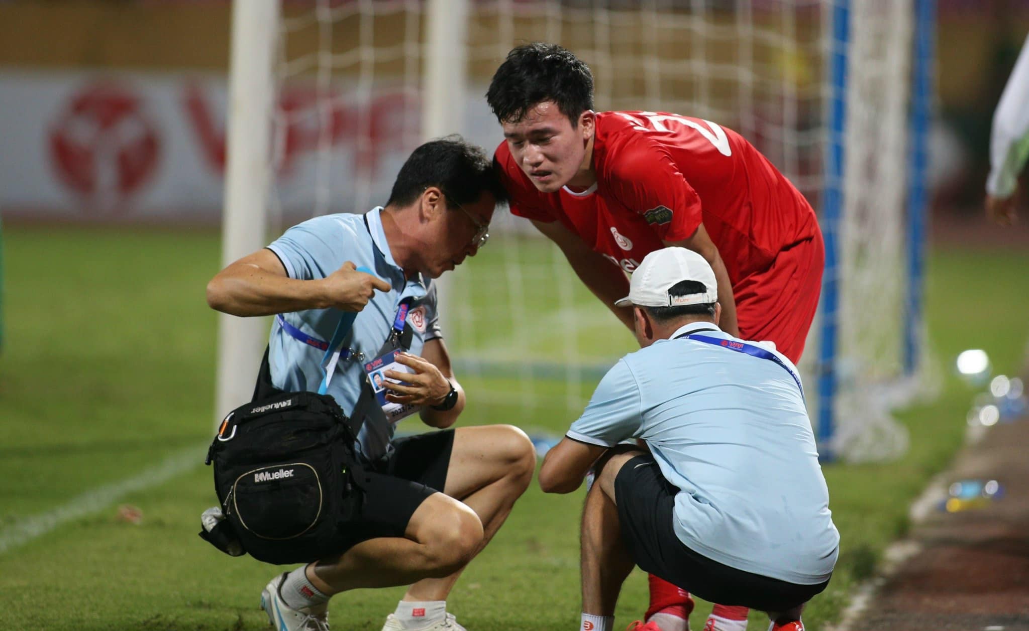 Tiền vệ mang số 28 tỏ ra rất đau, các bác sĩ lập tức vào sân sơ cứu