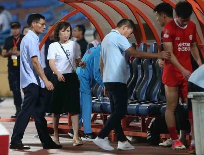 Ngay lập tức mẹ của Hoàng Đức từ khán đài xuống xem tình hình của con trai