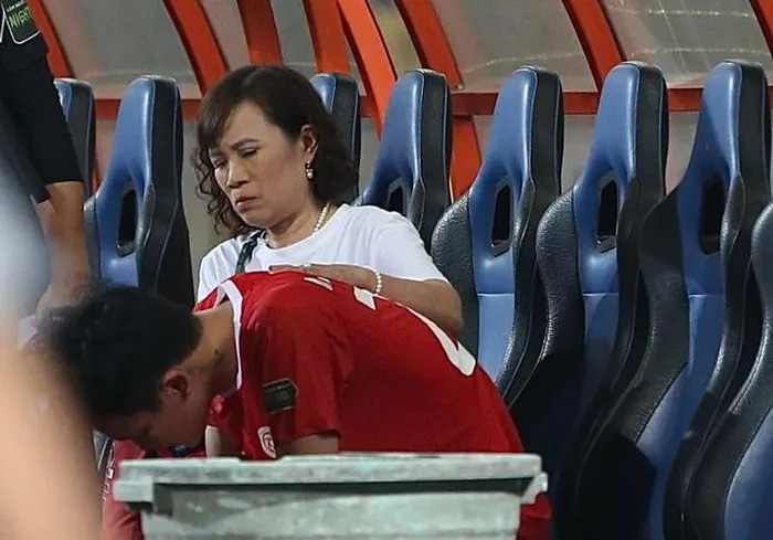 Xúc động hình ảnh mẹ Hoàng Đức mắt đỏ hoe, lo lắng cho chấn thương của con trai - Ảnh 2