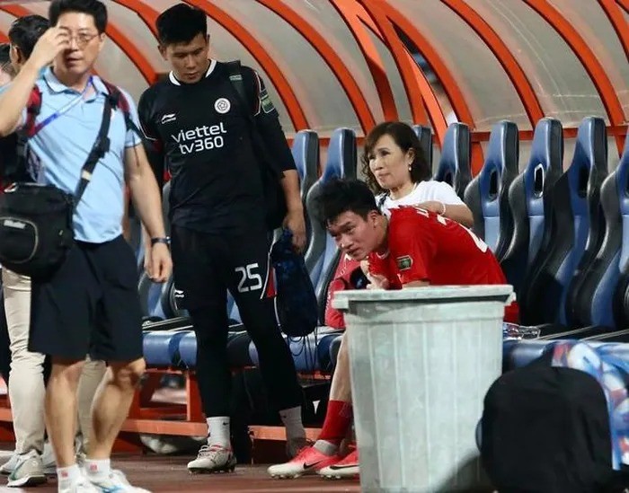 Mẹ Hoàng Đức lo lắng cho con trai mắt đỏ hoe khi chứng kiến con chấn thương của con trai