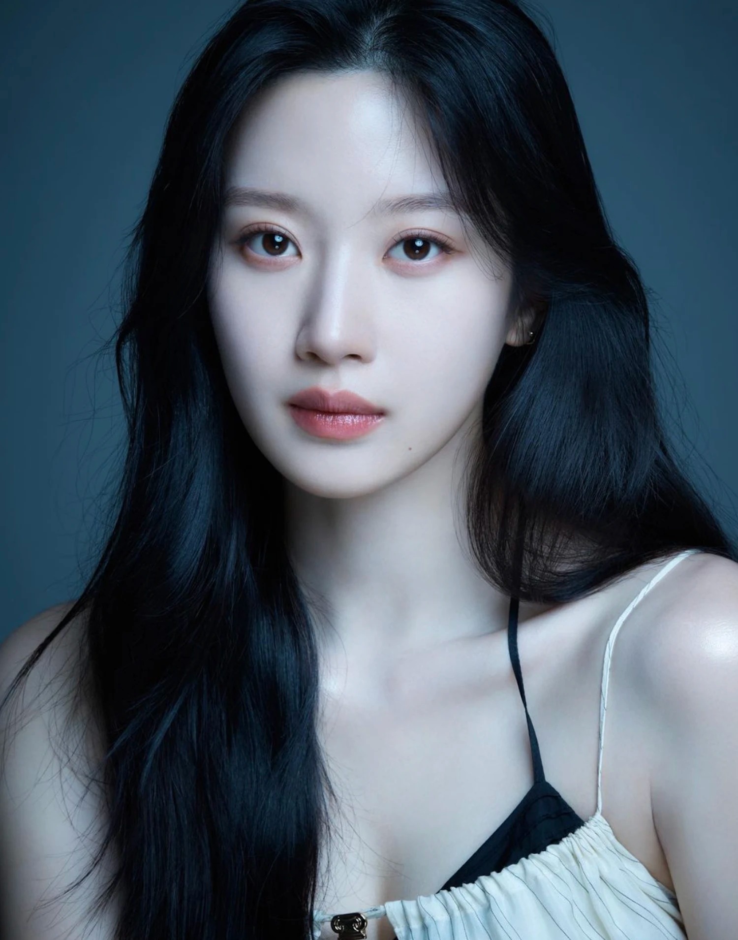 Nữ diễn viên Moon Ga-young sinh ngày 10/7/1996. Có bố mẹ là người Hàn Quốc nhưng Ga-young sinh ra và lớn lên tại Đức, đến năm 10 tuổi cô mới cùng gia đình trở về Hàn