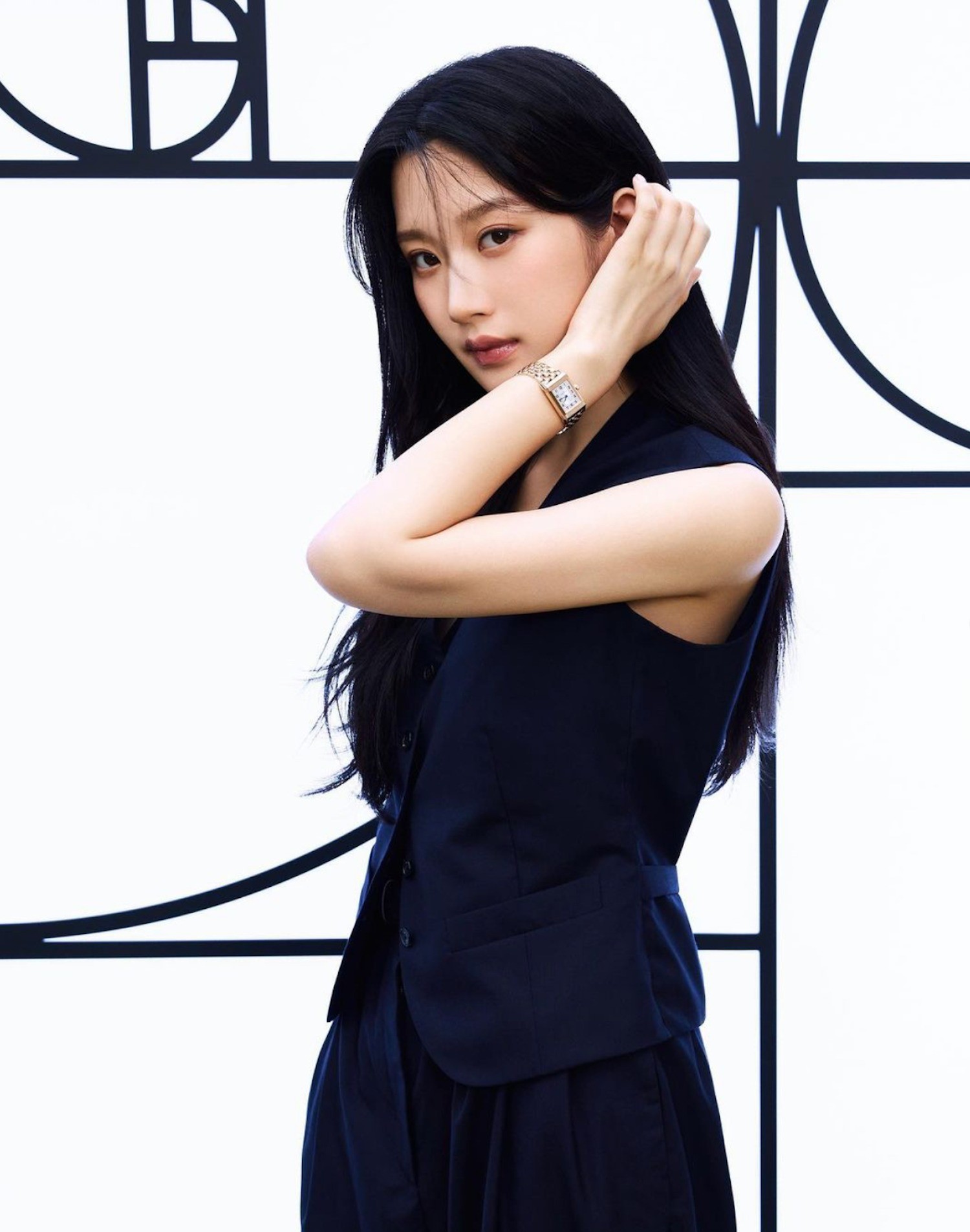 Cô được đánh giá là một trong những 'mỹ nhân thế hệ mới' xứ kim chi. Sau 7 năm ra nhập làng giải trí với vai diễn đầu tiên, Moon Ga-young từng bước trưởng thành trong diễn xuất, nhan sắc ngày càng sắc sảo, mặn mà