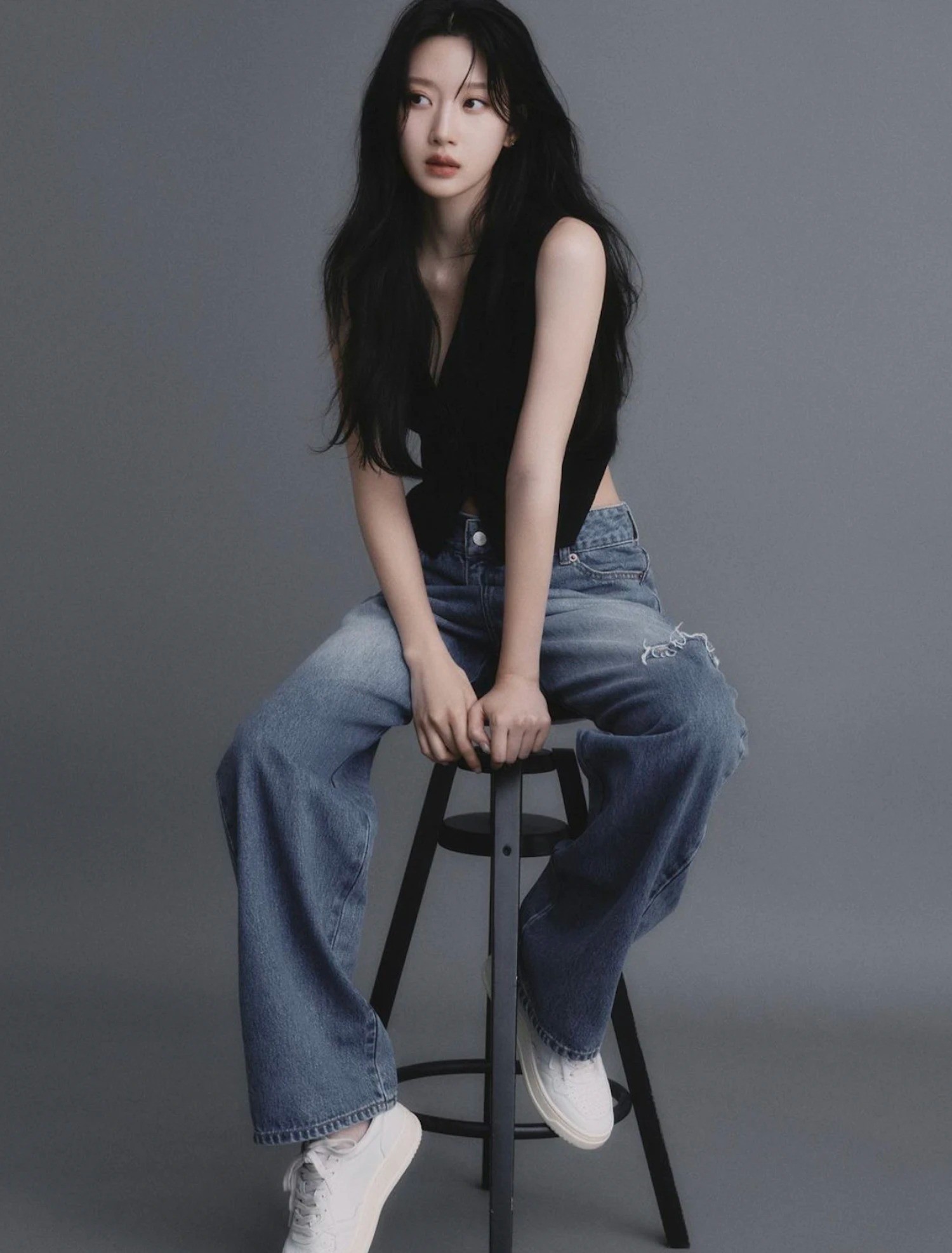 Cô nàng thành thạo 3 thứ tiếng, gồm tiếng Đức, tiếng Anh và tiếng Hàn. Moon Ga-young quyết tâm theo đuổi đam mê diễn xuất từ khi còn nhỏ. Cô tốt nghiệp chuyên ngành diễn xuất tại đại học Sung Kyungwan - ngôi trường đại học có lịch sử lâu đời nhất Hàn Quốc.