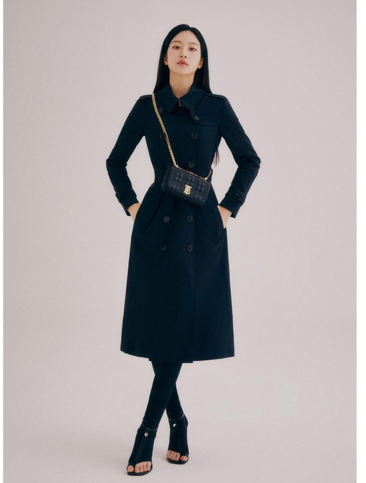 Moon Ga-young còn được khen là một nữ diễn viên Hàn tài sắc vẹn toàn, gây ấn tượng khi hóa thân thành nhiều dạng vai có cá tính đa dạng trên màn ảnh, từ vui vẻ đáng yêu cho đến lạnh lùng kiêu kỳ hay ít nói trầm buồn