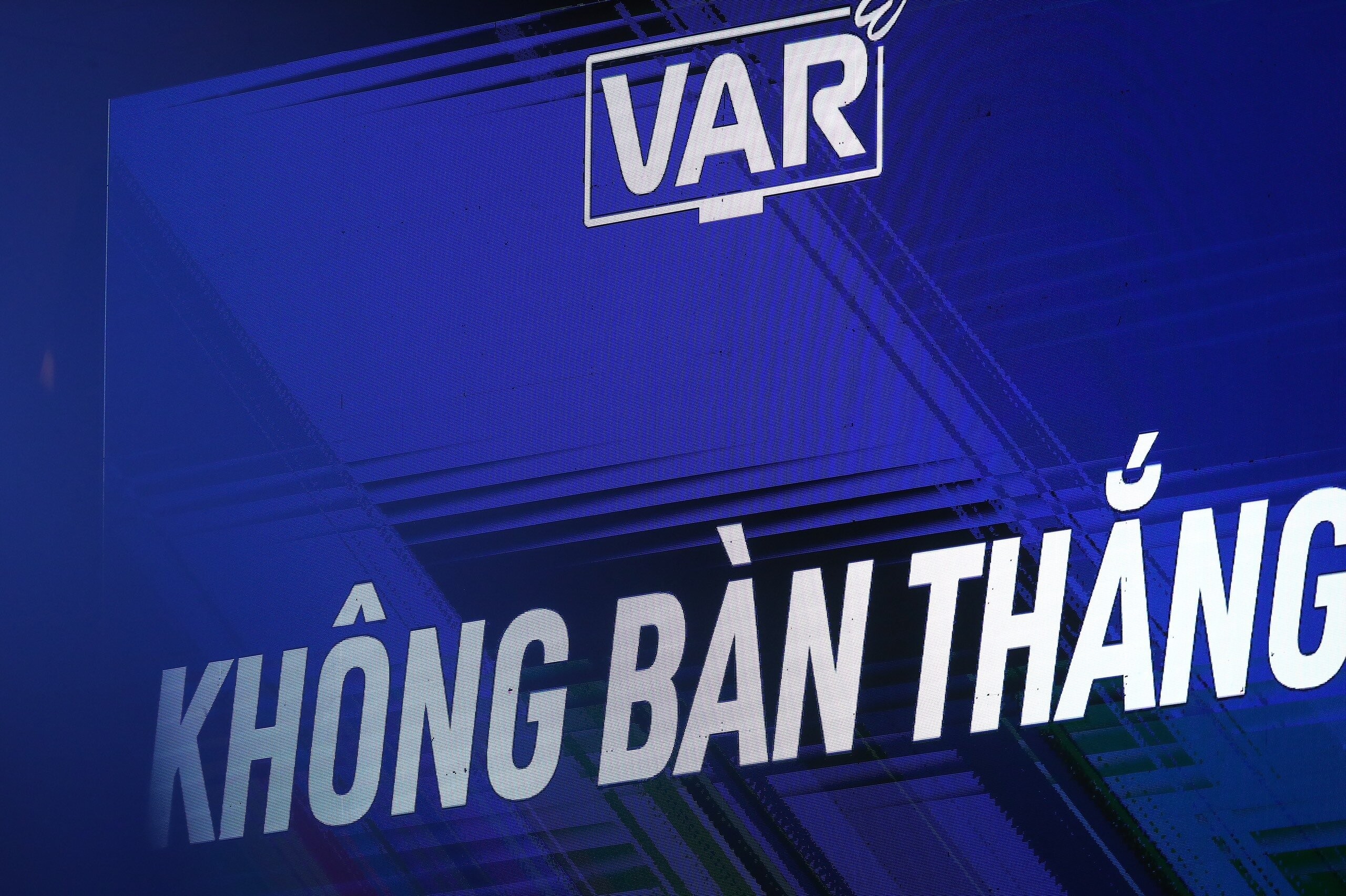 VAR tại V-League 2023/2024 gây nhiều tranh cãi, Trưởng ban Trọng tài VFF giải thích cách vận hành - Ảnh 1 VAR tại V-League 2023/2024 gây nhiều tranh cãi, Trưởng ban Trọng tài VFF giải thích cách vận hành - Ảnh 1