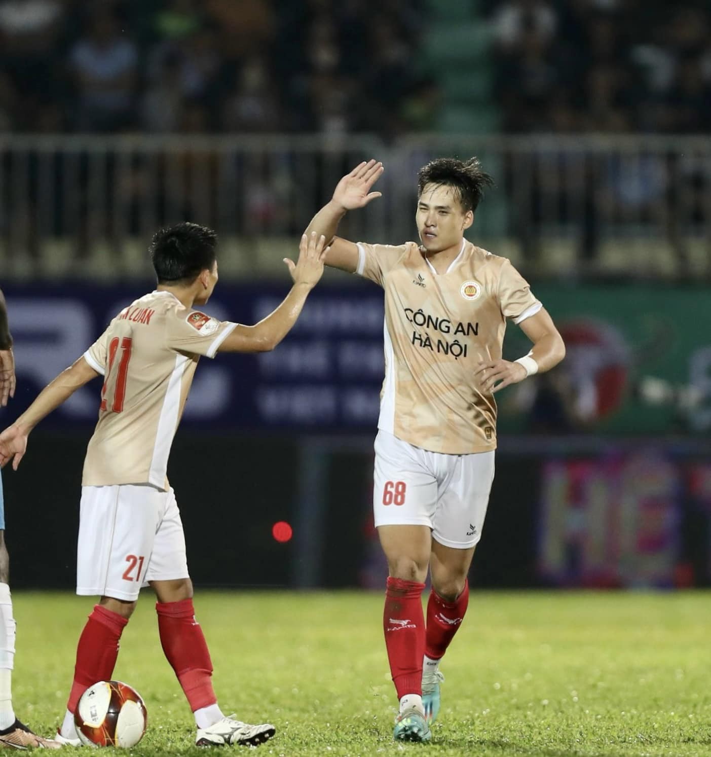 Bùi Hoàng Việt Anh góp công vào thắng lợi thuyết phục của CAHN trước HAGL