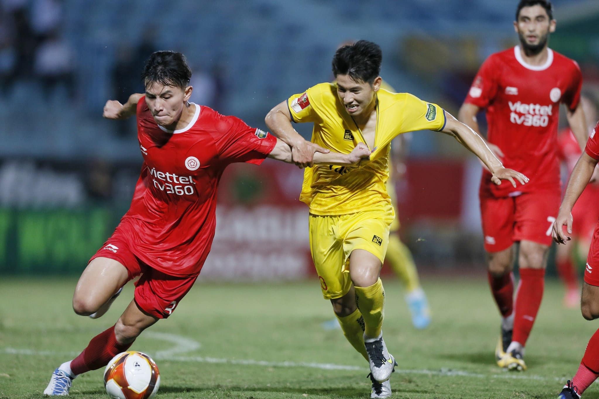 HLV Popov bị VPF 'tuýt còi' sau trận hòa Viettel ở vòng 2 V-League - Ảnh 1 HLV Popov bị VPF 'tuýt còi' sau trận hòa Viettel ở vòng 2 V-League - Ảnh 1
