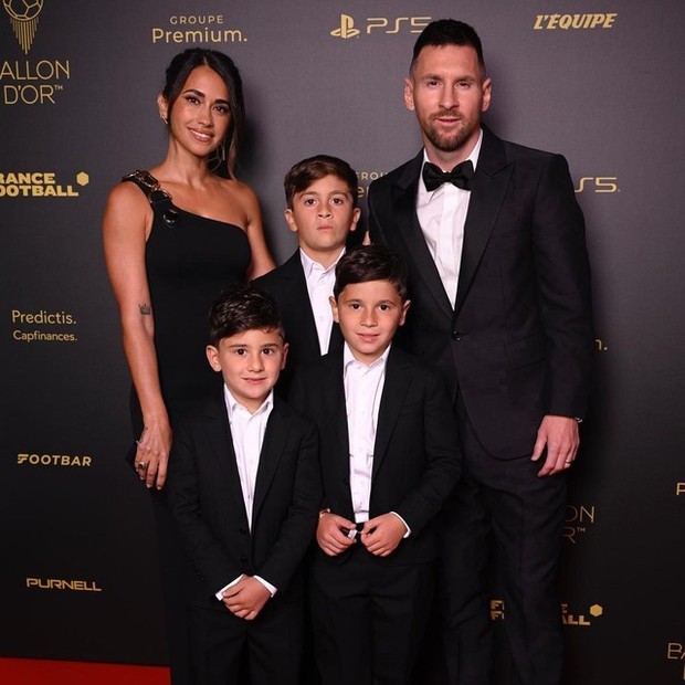 Messi cùng gia đình ở buổi lễ trao QBV 2023 Messi cùng gia đình ở buổi lễ trao QBV 2023