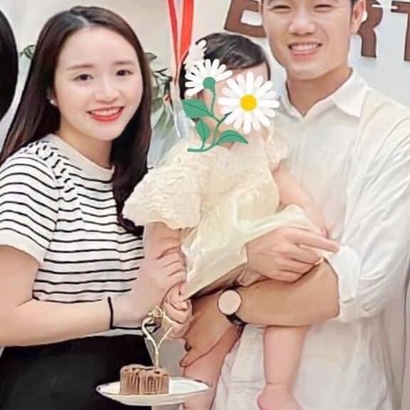 Mới đây, hình ảnh dễ thương của cả gia đình bất ngờ được chia sẻ công khai trên tài khoản mạng xã hội được cho là của chính chủ Nhuệ Giang nhưng mặt con gái vẫn được giấu kín