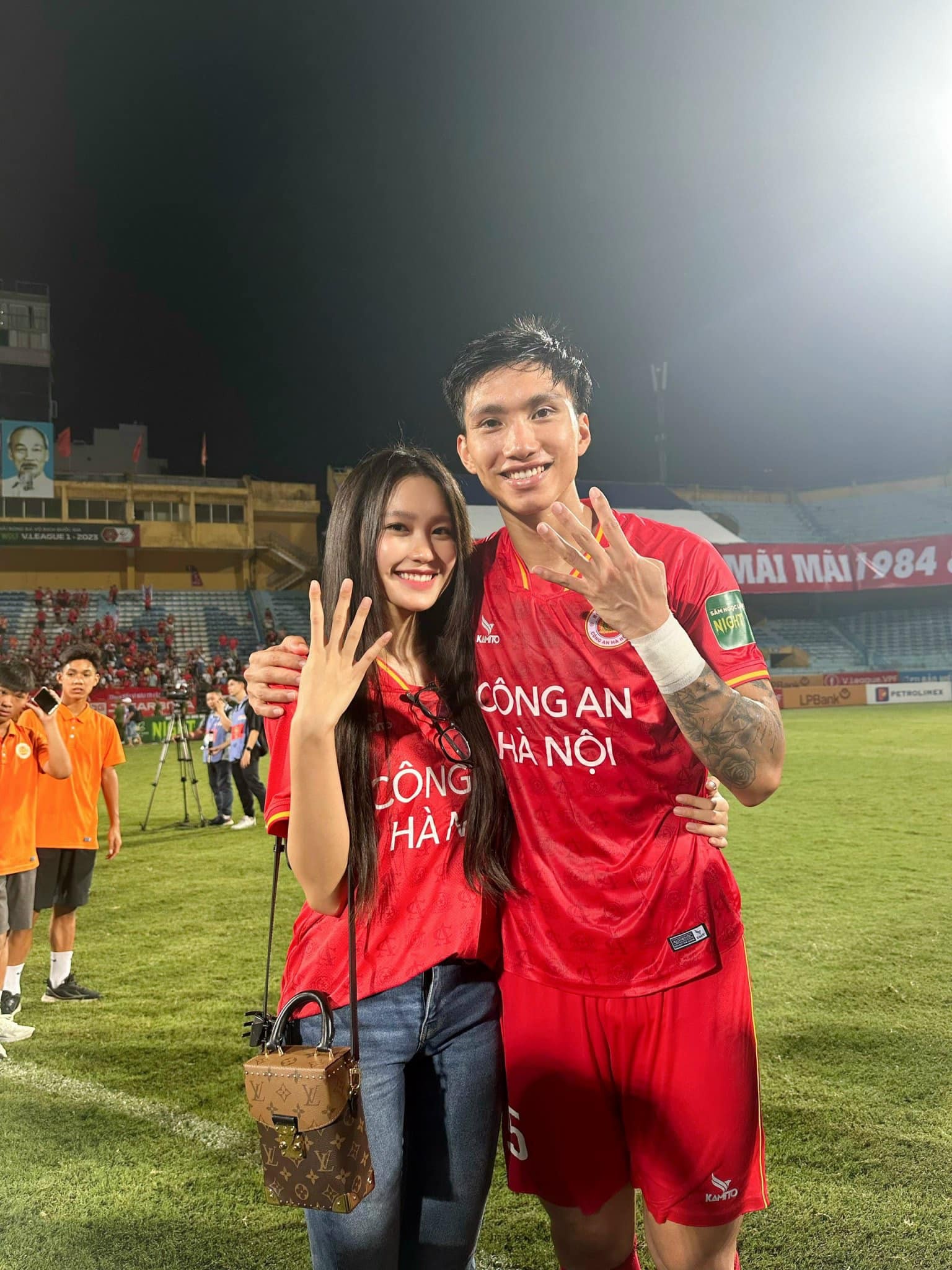 Đoàn Văn Hậu và Doãn Hải My được đánh giá là cặp trai tài gái sắc xứng đôi nhất nhì làng bóng đá Việt Đoàn Văn Hậu và Doãn Hải My được đánh giá là cặp trai tài gái sắc xứng đôi nhất nhì làng bóng đá Việt