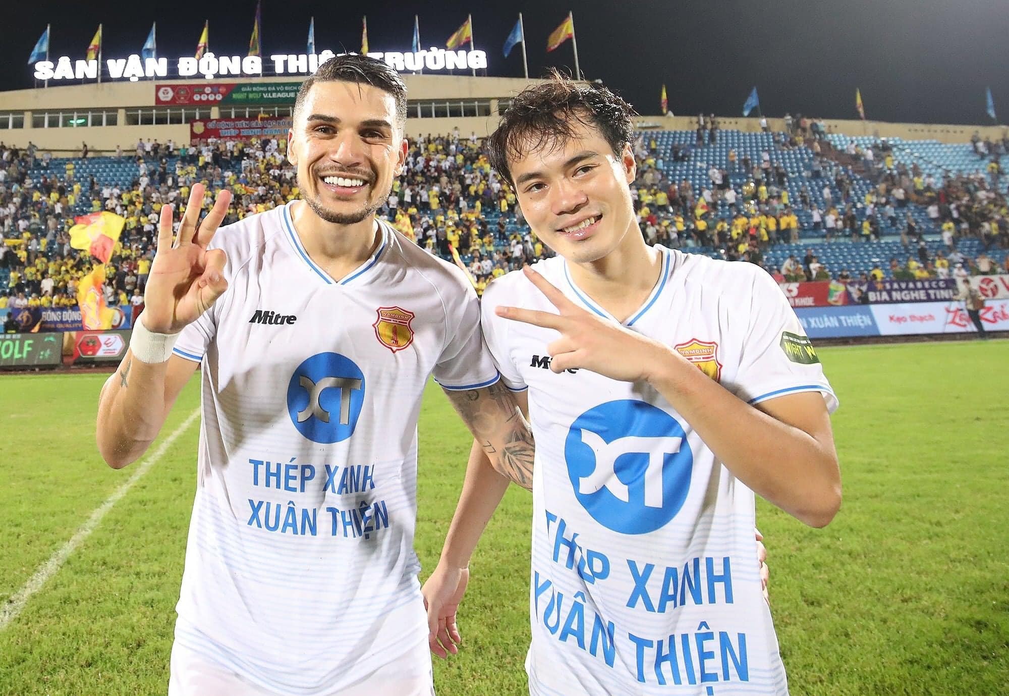 Văn Toàn được kỳ vọng sẽ sớm hòa nhập với lối chơi của CLB Nam Định Văn Toàn được kỳ vọng sẽ sớm hòa nhập với lối chơi của CLB Nam Định