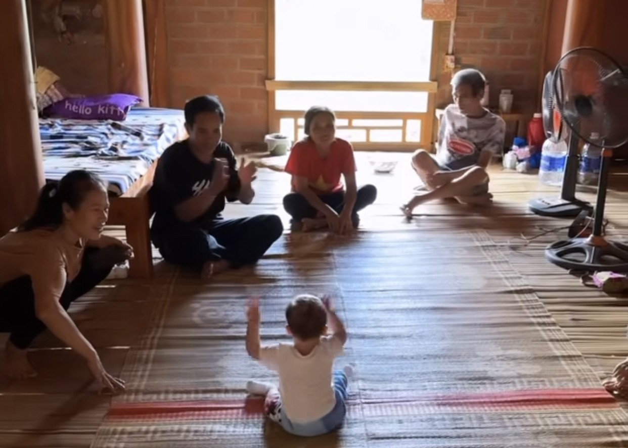 Bùi Tiến Dũng lần đầu đưa con trai về thăm quê nội, vợ Tây khéo léo lấy lòng mẹ chồng - Ảnh 1 Bùi Tiến Dũng lần đầu đưa con trai về thăm quê nội, vợ Tây khéo léo lấy lòng mẹ chồng - Ảnh 1