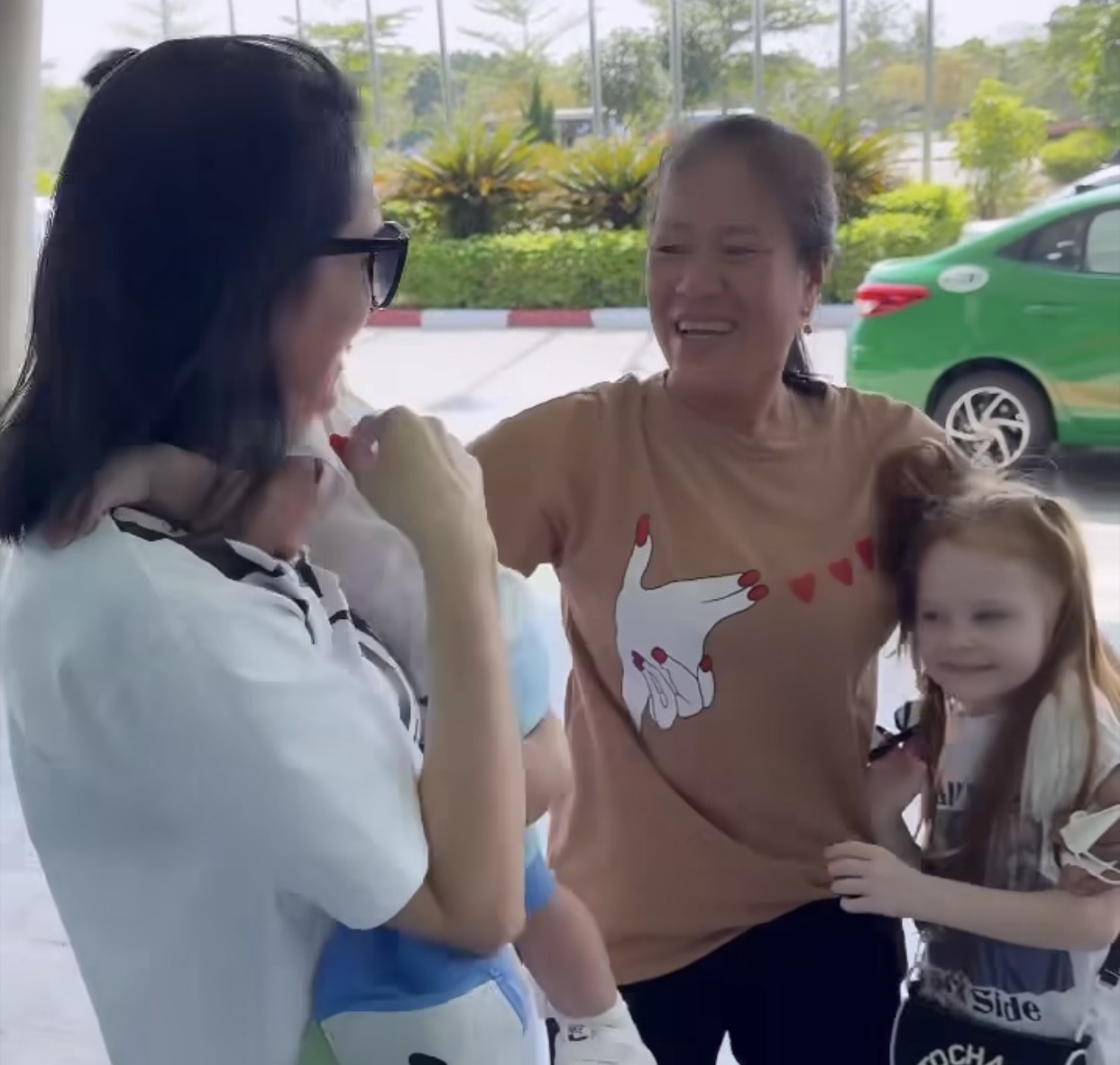 Đi cùng Tiến Dũng và bé Danil về thăm Thanh Hóa còn có mẹ vợ và em gái vợ anh Đi cùng Tiến Dũng và bé Danil về thăm Thanh Hóa còn có mẹ vợ và em gái vợ anh