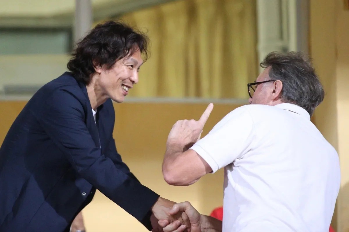 Do còn vướng một vài thủ tục nên cựu HLV U23 Việt Nam chưa chính thức ký hợp đồng và ra mắt đội bóng mới. Nếu không có gì thay đổi, ông Gong sẽ cầm quân từ vòng 4 V-League 2023/2024, sau khi đợt tập trung của tuyển Việt Nam kết thúc. HLV Gong Oh Kyun 'tay bắt, mặt mừng' khi gặp gỡ HLV Troussier