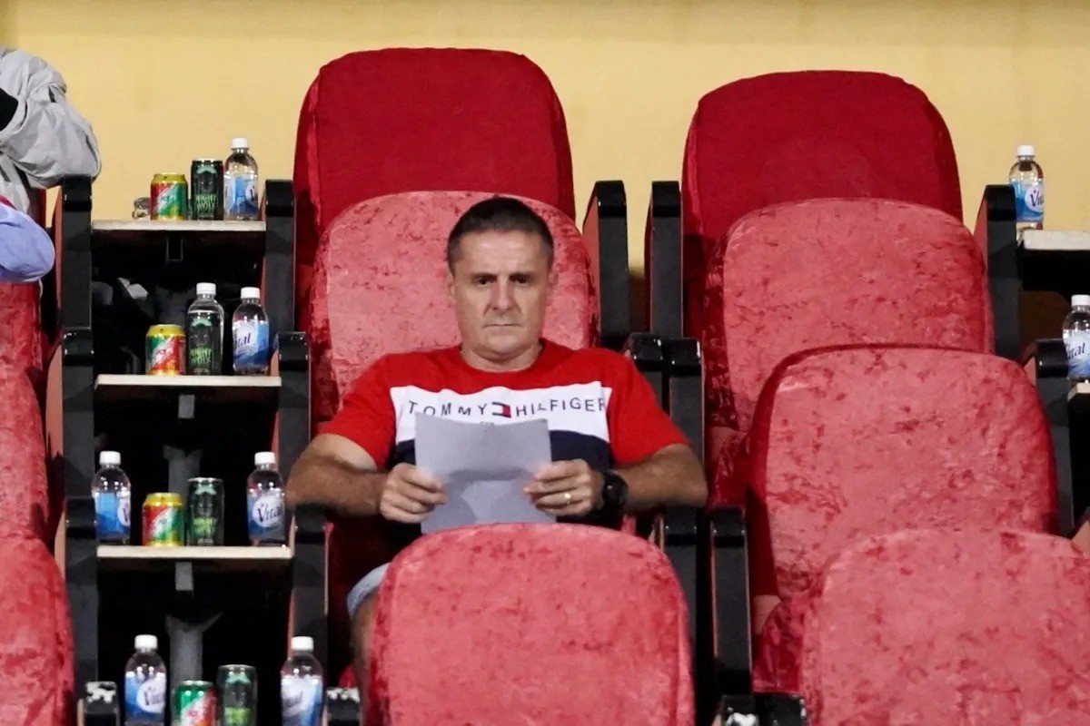 HLV thể lực Cedric Roger cũng có mặt trên khán đài từ sớm và theo dõi đội hình ra sân của hai đội