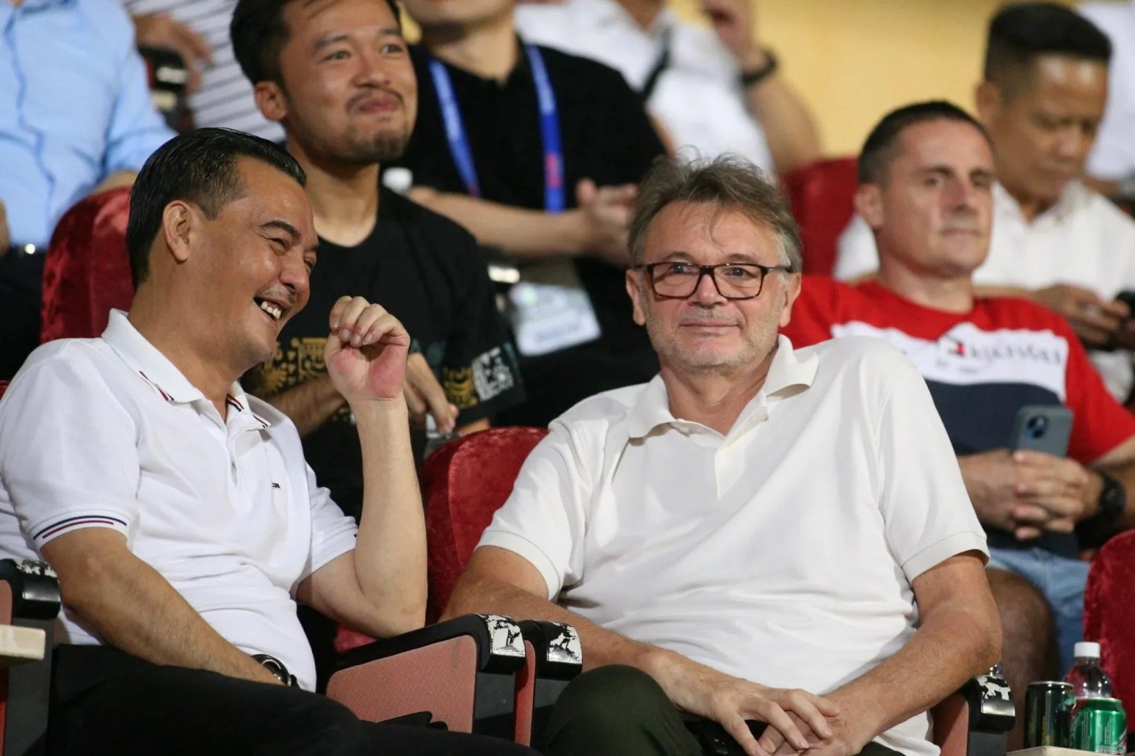 HLV trưởng ĐT Việt Nam, Philippe Troussier cùng dàn trợ lý dự khán trận đấu giữa CAHN gặp Hà Nội FC tối 3/11