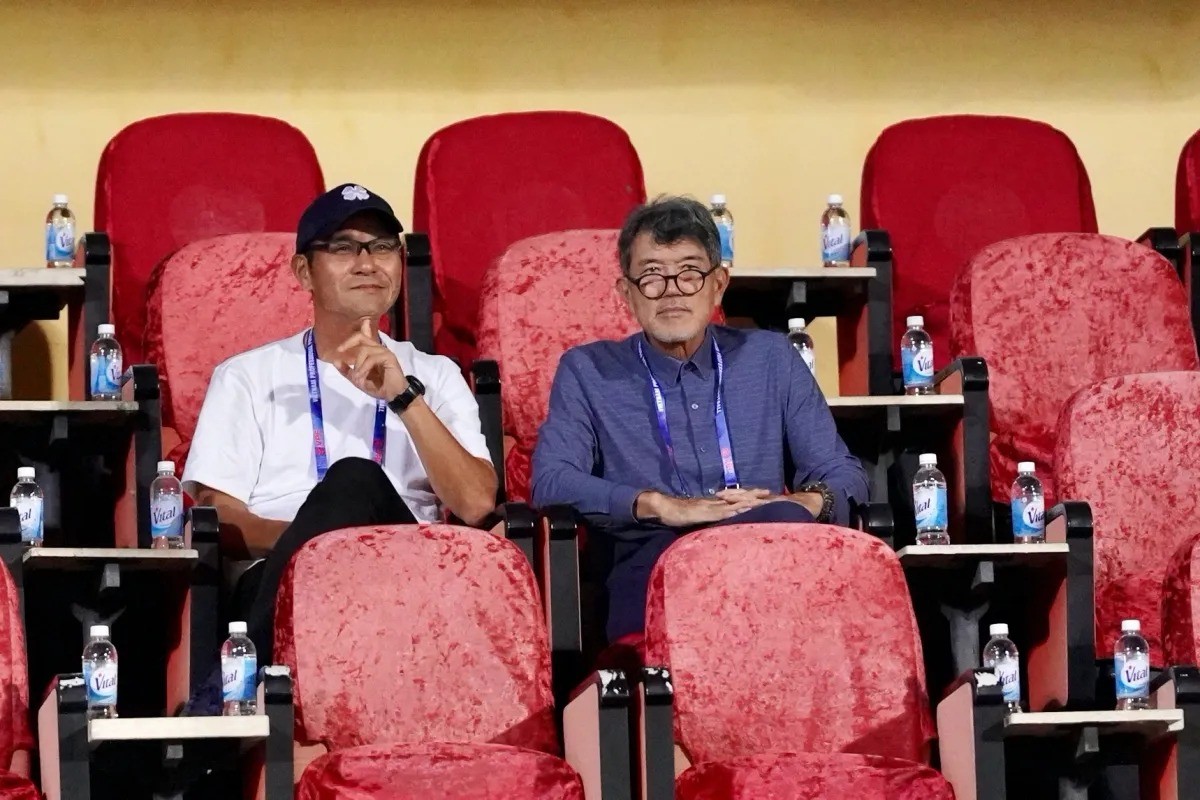 Giám đốc kỹ thuật (GĐKT) Takeshi Koshida và HLV Akira Ijiri (HLV đội nữ U19 Việt Nam) cũng góp mặt trên khán đài. Ông Akira Ijiri đang được xem là ứng viên hàng đầu thay thế HLV Mai Đức Chung dẫn dắt tuyển nữ Việt Nam trong tương lai