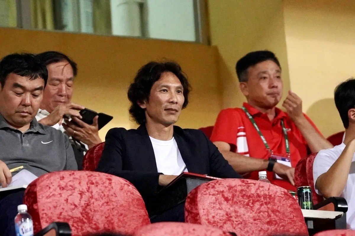 Nhân vật nhận được sự chú ý nhất trên khán đài VIP sân Hàng Đẫy là HLV Gong Oh Kyun, tân thuyền trưởng của CLB Công an Hà Nội