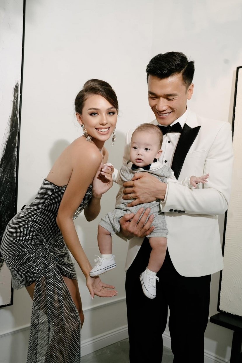 Bùi Tiến Dũng lần đầu đưa con trai về thăm quê nội, vợ Tây khéo léo lấy lòng mẹ chồng - Ảnh 2 Bùi Tiến Dũng lần đầu đưa con trai về thăm quê nội, vợ Tây khéo léo lấy lòng mẹ chồng - Ảnh 2