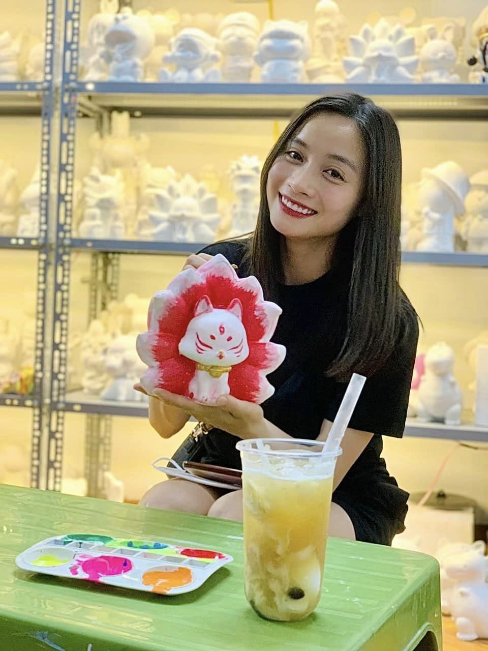 Bên cạnh tài năng chơi bóng, Hoàng Loan sở hữu vẻ ngoài xinh đẹp, thu hút. Hiện trang facebook cá nhân của nữ cầu thủ sinh năm 1995 này đã có tới hơn 260 nghìn người theo dõi