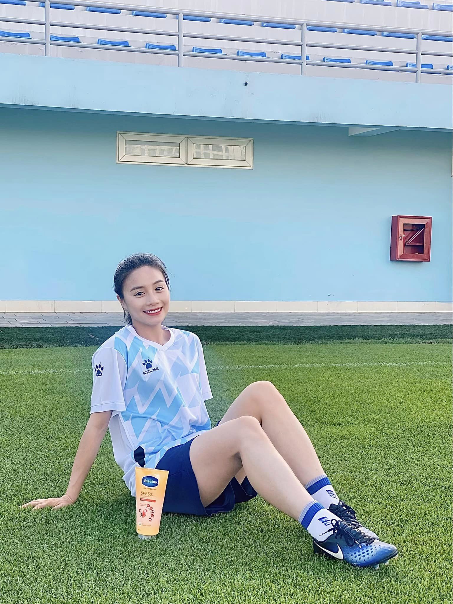 Là nữ tuyển thủ có nhan sắc nhất nhì ở tuyển nữ Việt Nam, Hoàng Thị Loan đang nhận được sự quan tâm không nhỏ từ cánh mày râu