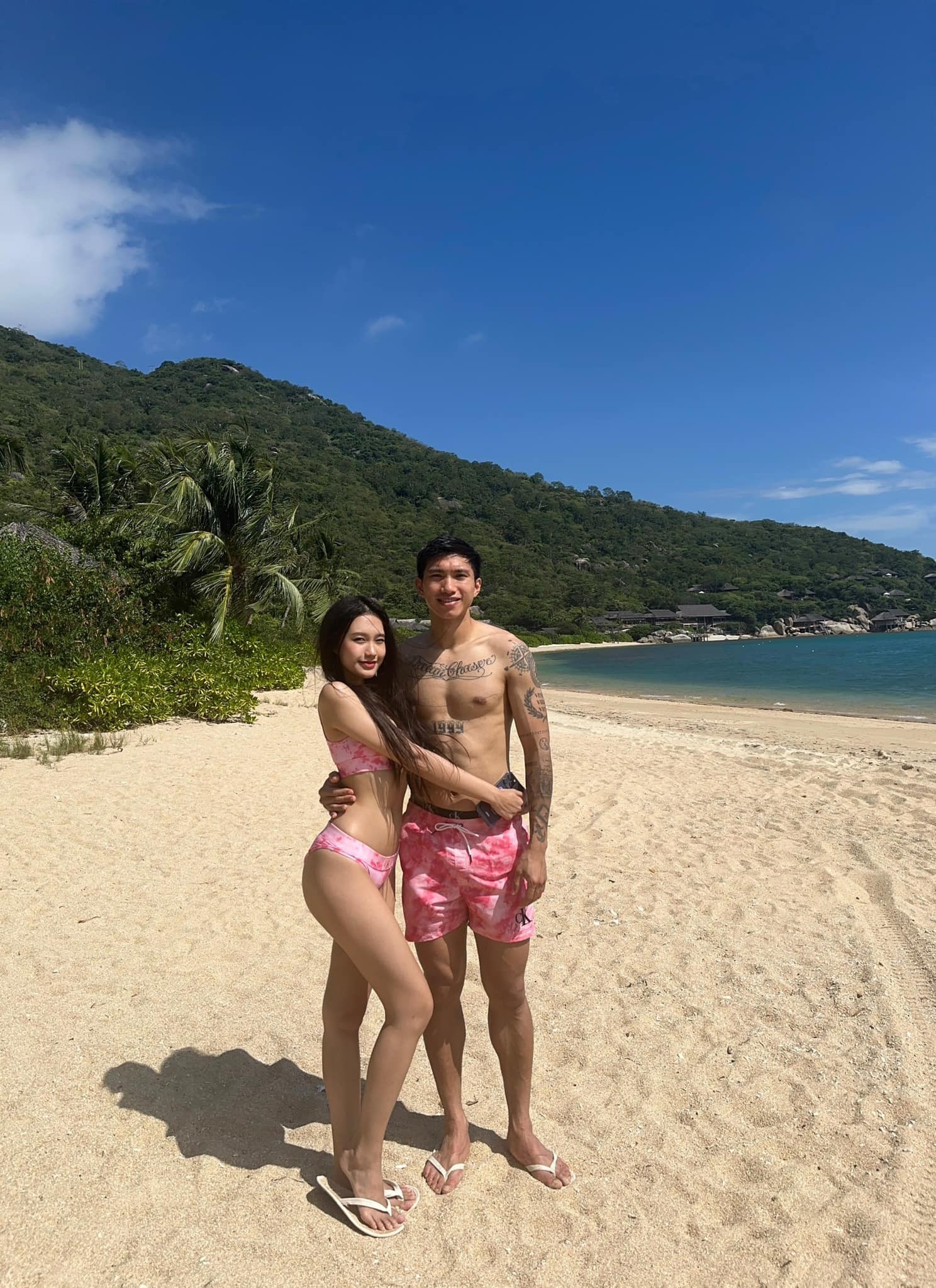 Văn Hậu và Doãn Hải My thường xuyên đi du lịch cùng nhau. Đoàn Văn Hậu luôn chiều theo sở thích du lịch của bạn gái. Mỗi khi có thời gian rảnh, hai người thường đi nghỉ cùng nhau từ khi còn yêu bí mật, đôi khi đi cùng gia đình hoặc nhóm bạn.