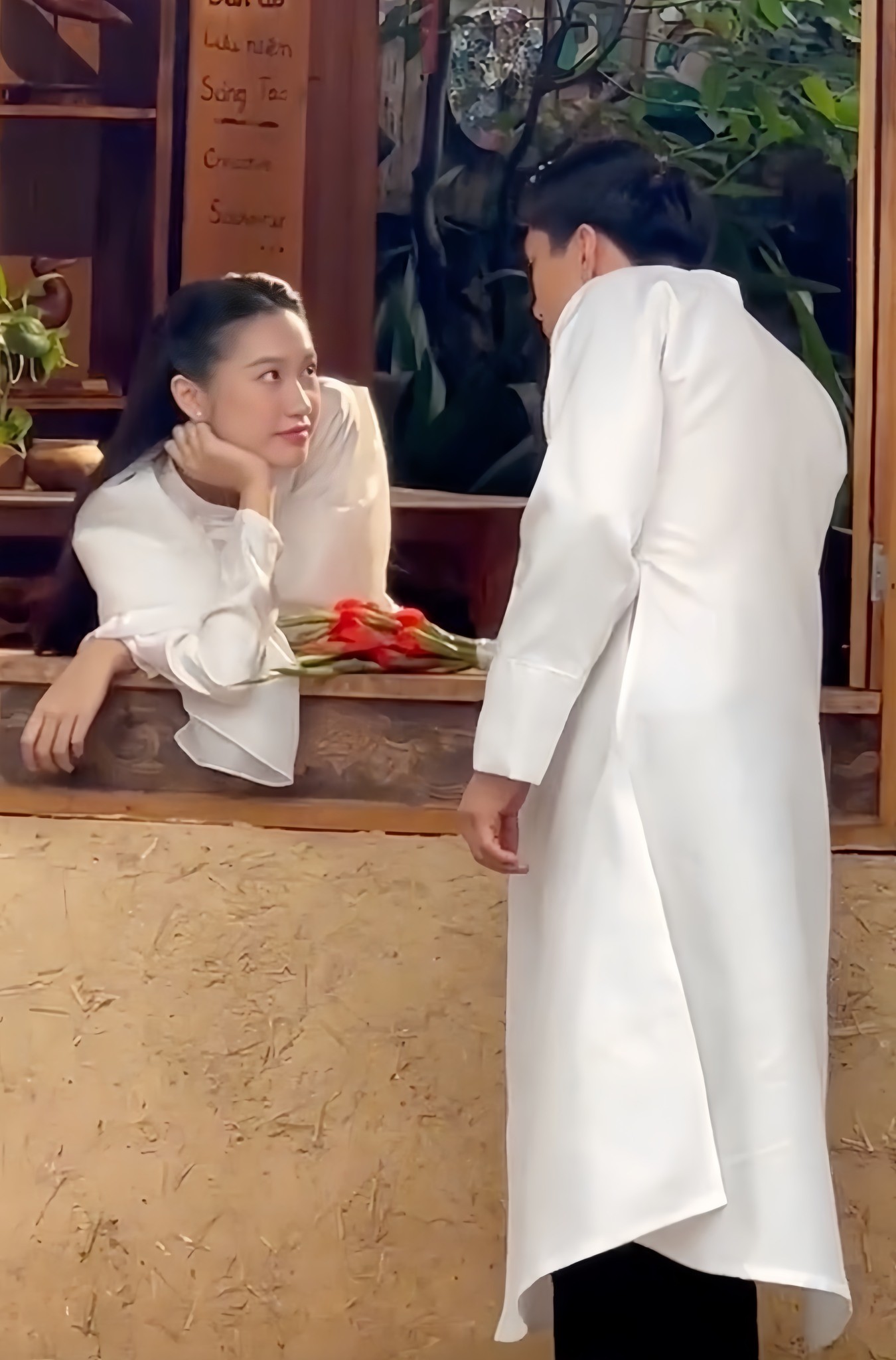 Mới đây, người qua đường còn chia sẻ khoảnh khắc hậu trường khi Đoàn Văn Hậu và Doãn Hải My chụp ảnh cưới.  Cặp đôi cùng diện áo dài trắng, chụp ảnh theo phong cách cổ xưa. Doãn Hải My tạo kiểu tóc và trang điểm tựa tiểu thư khuê các dịu dàng. Cô tựa cằm bên cửa sổ, đợi người thương ghé đến