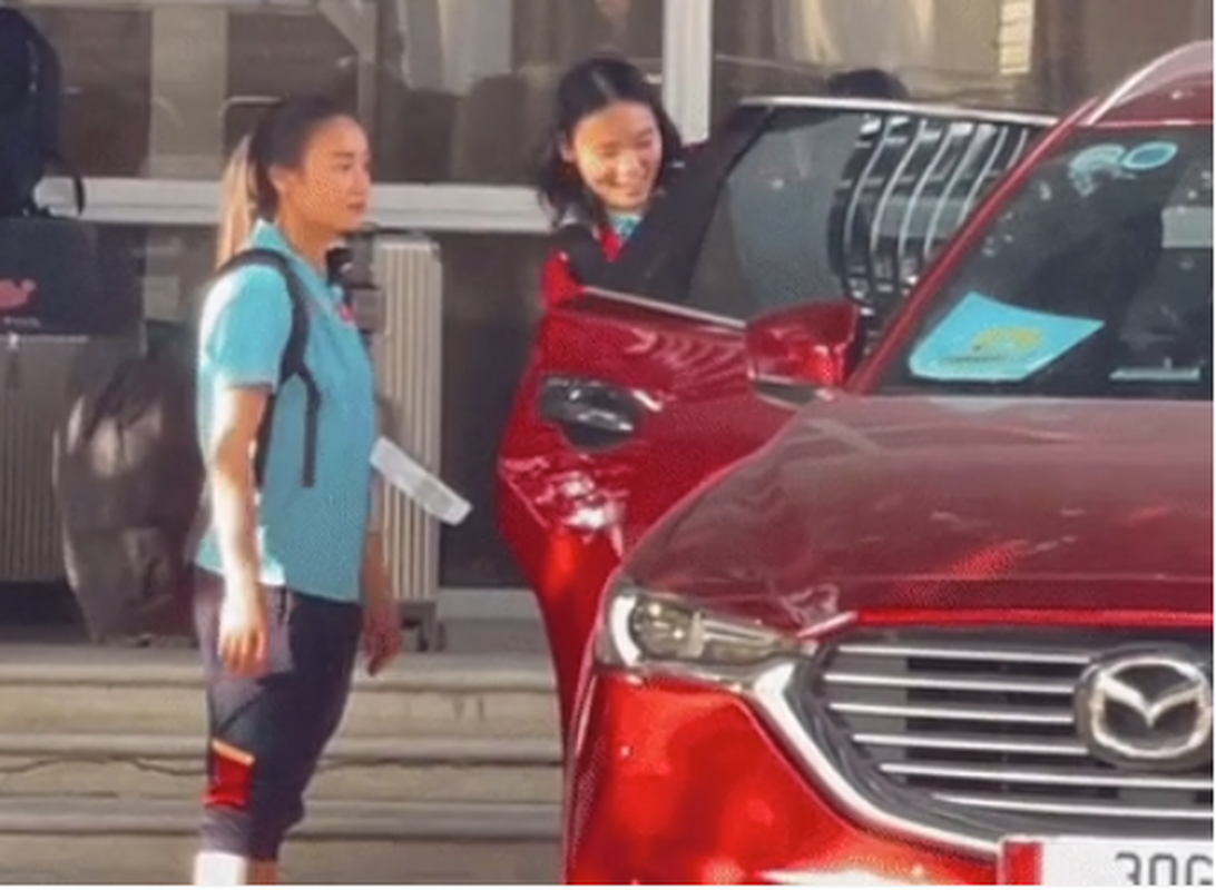 Chàng trai này dường như đã quen thân với các cầu thủ nữ - đồng đội của Hoàng Thị Loan. Anh thoải mái trò chuyện và con giúp Hải Yến chở vali đồ về trước