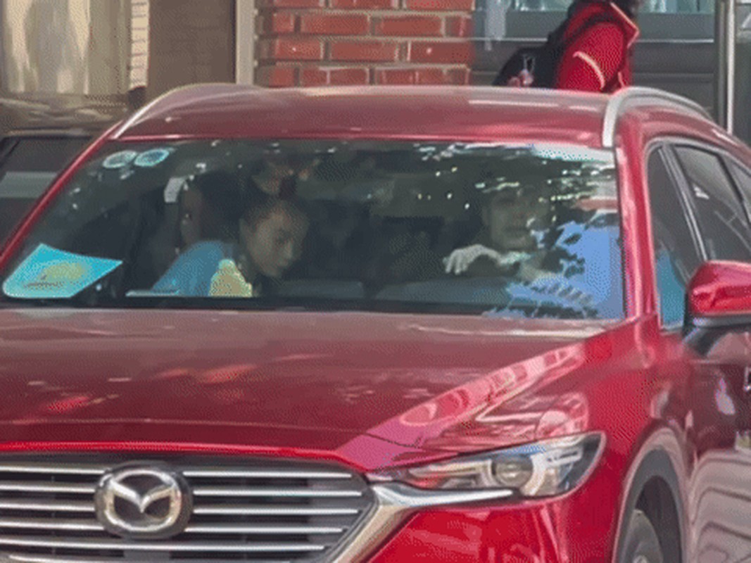 Chàng trai này có gương mặt khá giống với chàng trai được 'crush quốc dân' Hoàng Loan chia sẻ lên trang cá nhân năm 2022. Nhiều người đoán chàng trai này chính là người yêu hiện tại của hot girl sinh năm 1995.