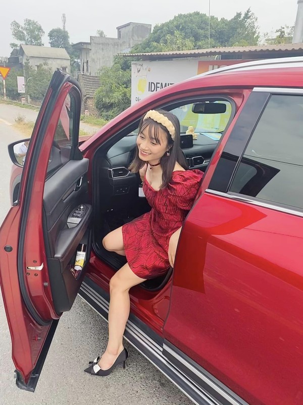 Hot girl tuyển nữ Việt Nam được bạn trai lái xe tiền tỷ đến đón - Ảnh 1