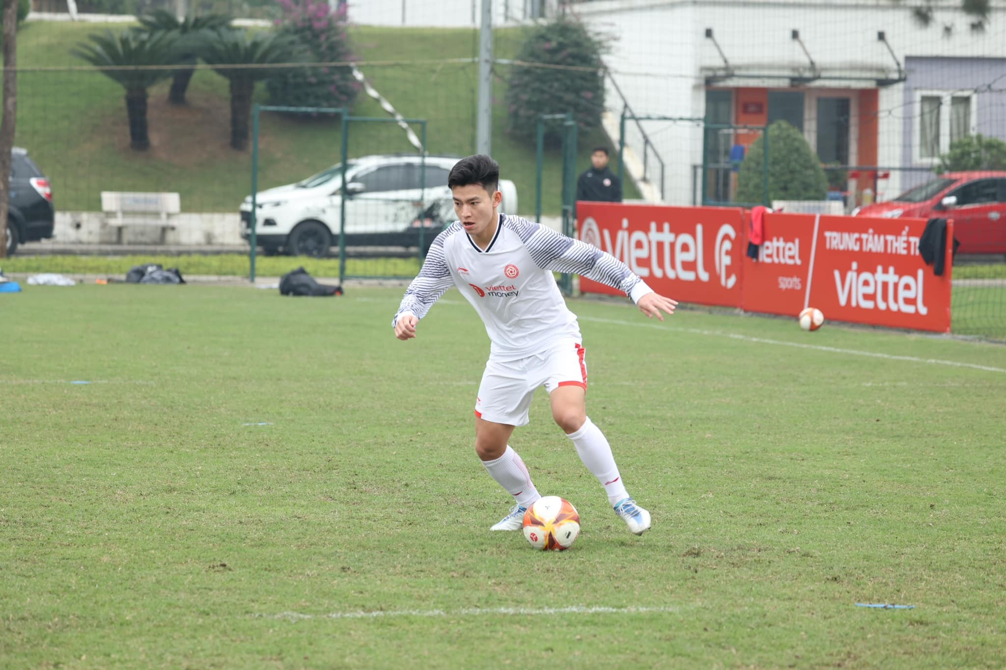 Chiêm ngưỡng nhan sắc xinh đẹp cùng vóc dáng 'bốc lửa' của bạn gái hậu vệ tuyển Việt Nam - Ảnh 1