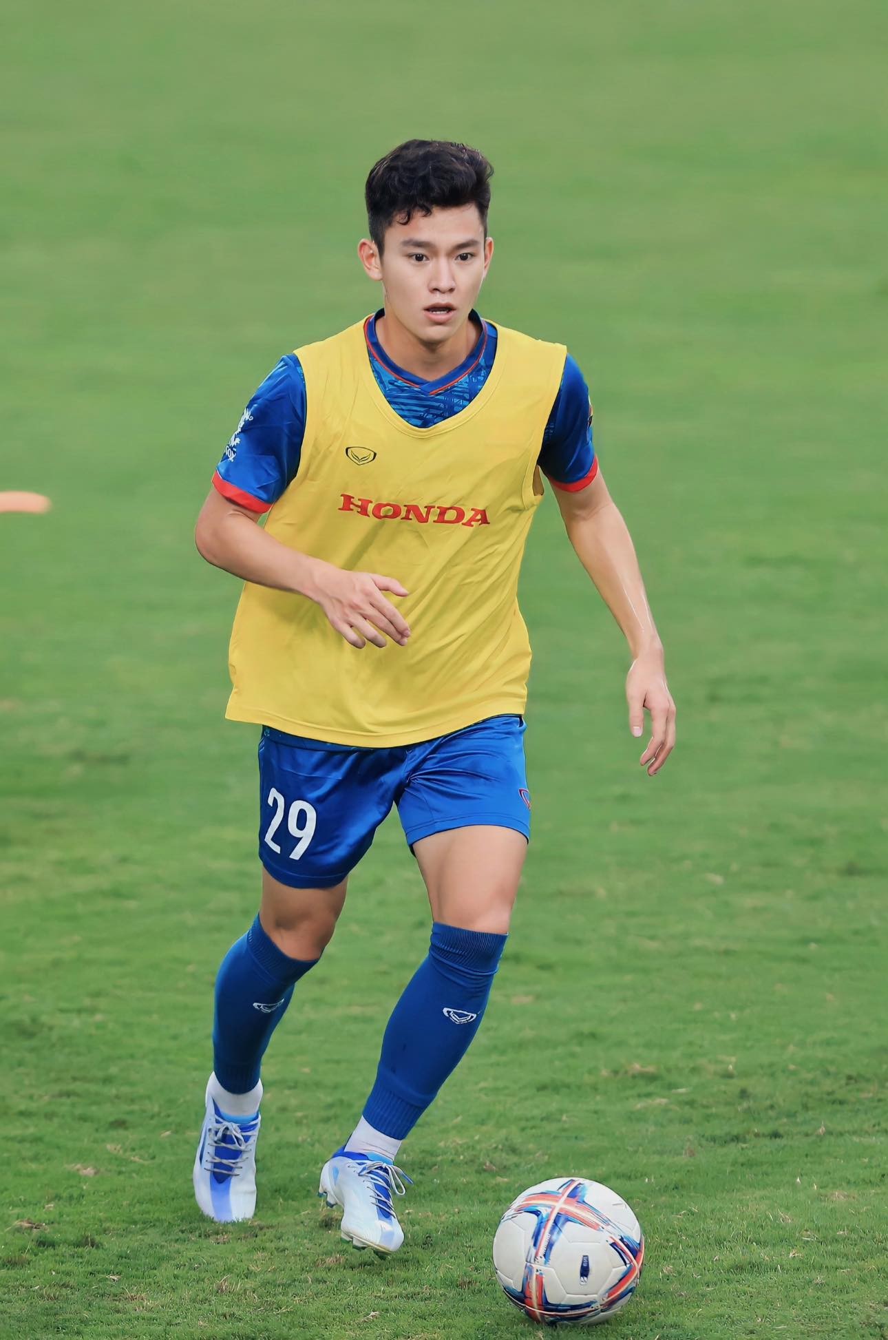 Ngoài tài năng về chuyên môn, hậu vệ sinh năm 2001 cũng sở hữu vẻ ngoài “nam thần”